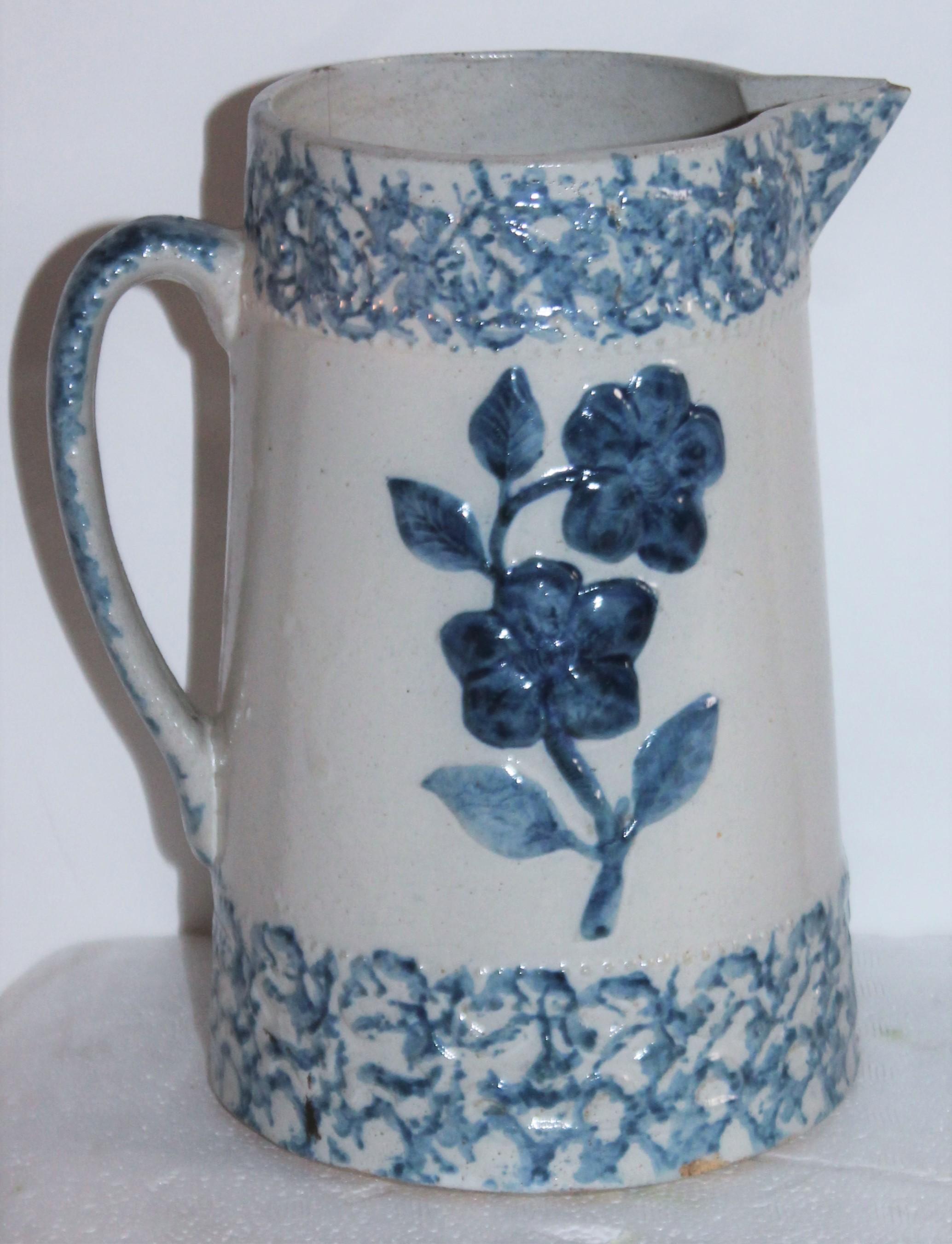 Esta jarra de loza esponjosa con decoración floral está en buen estado. Genial para las flores.