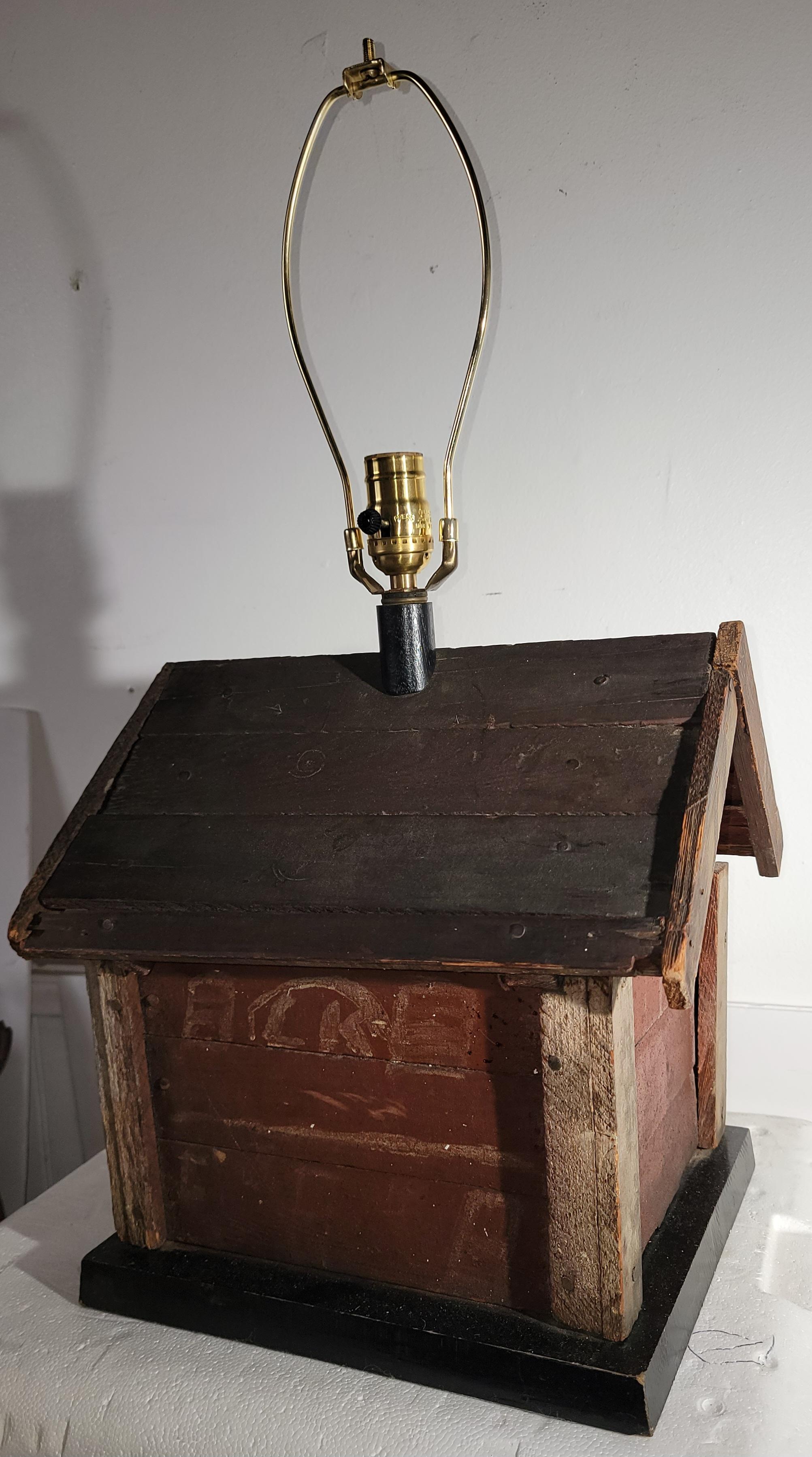 19Thc Folk Art House Made Into A  Lampe à poser en vente 8