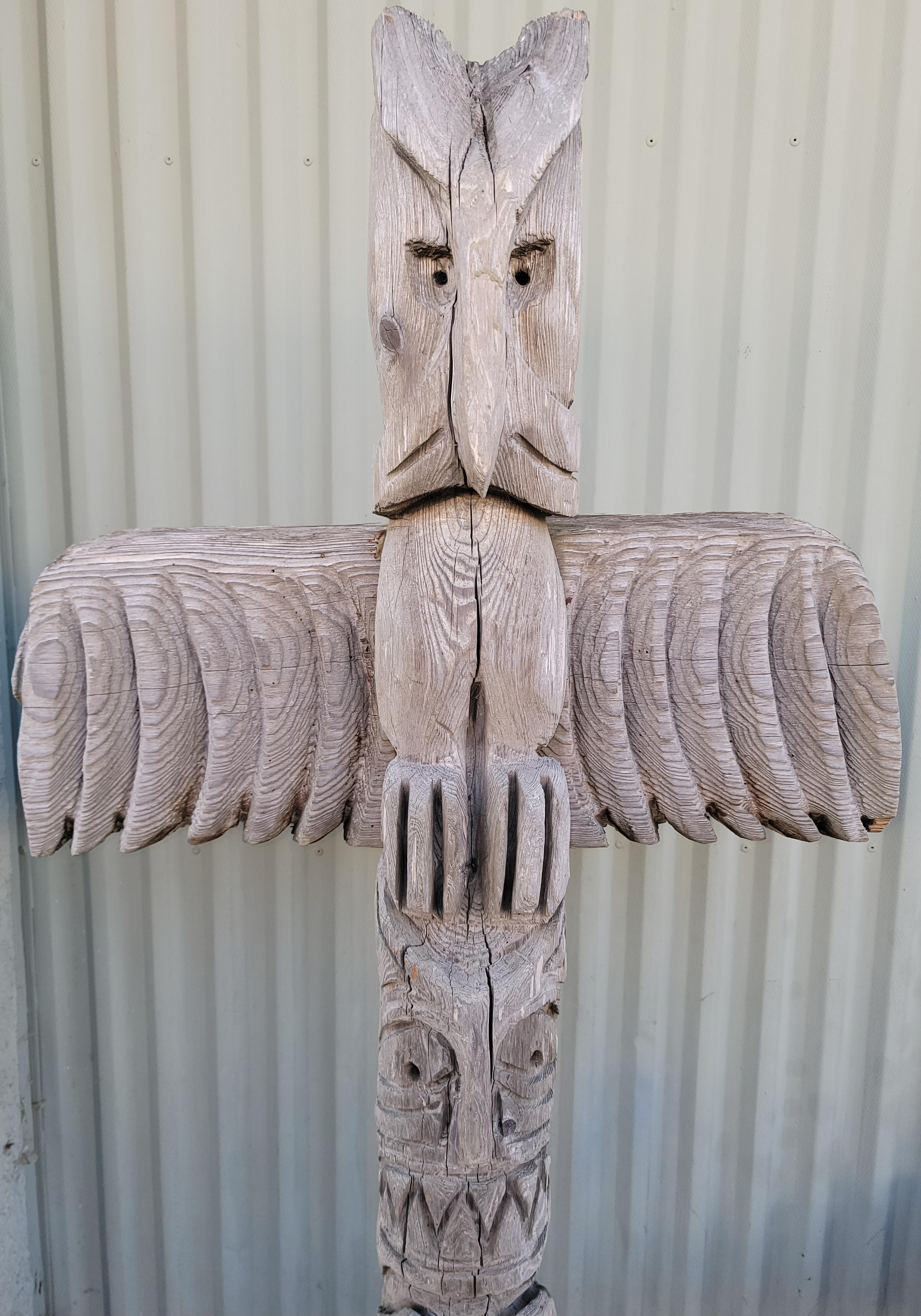 Cet étonnant totem amérindien antique provenait à l'origine d'un comptoir commercial au Nouveau Mexique. Nous l'avons obtenu d'une collection d'art populaire en Californie. Il est en très bon état d'origine et patiné tel qu'il a été trouvé,