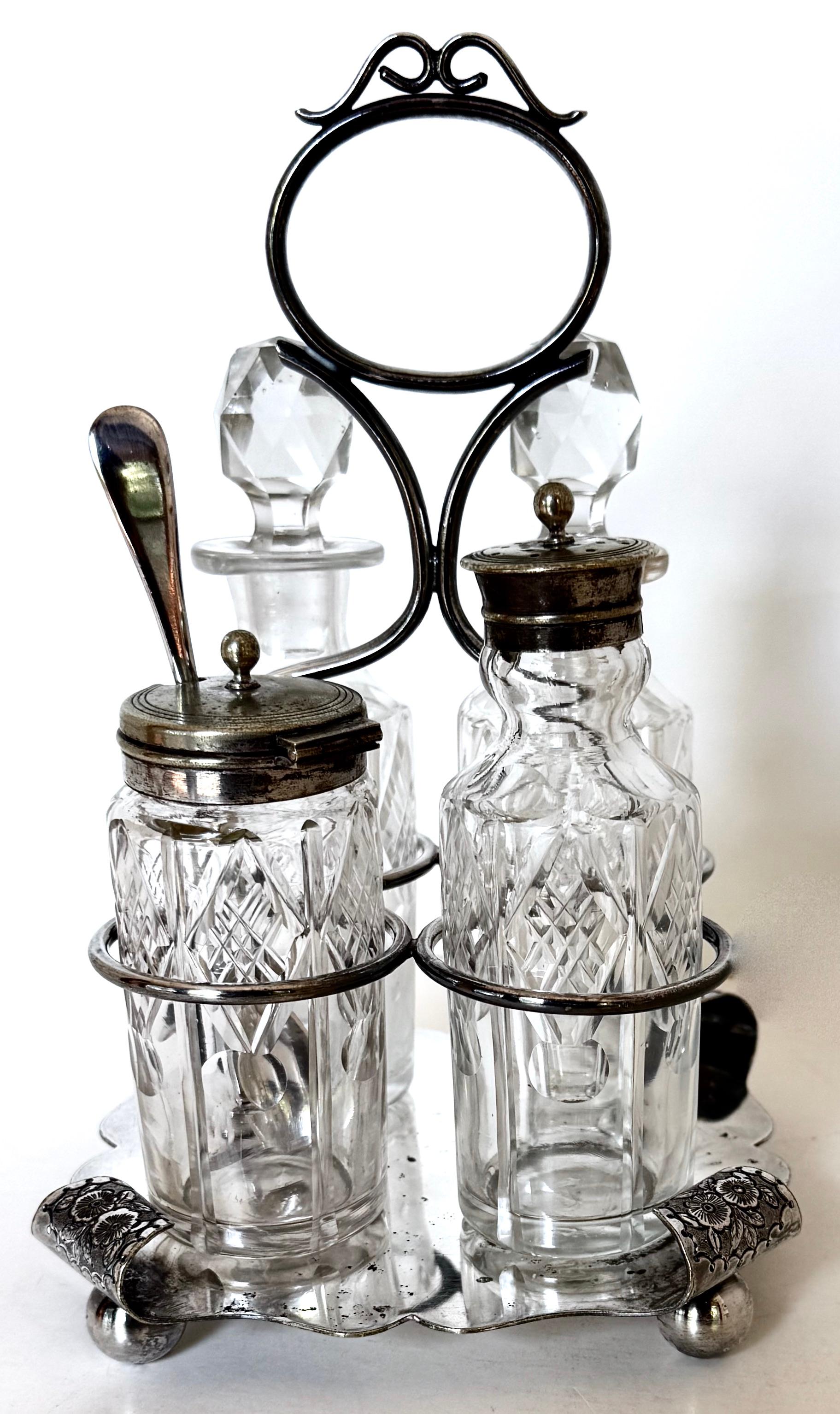 19ème siècle. Set de quatre burettes victoriennes en métal argenté et cristal, Angleterre, C.1880 en vente 2