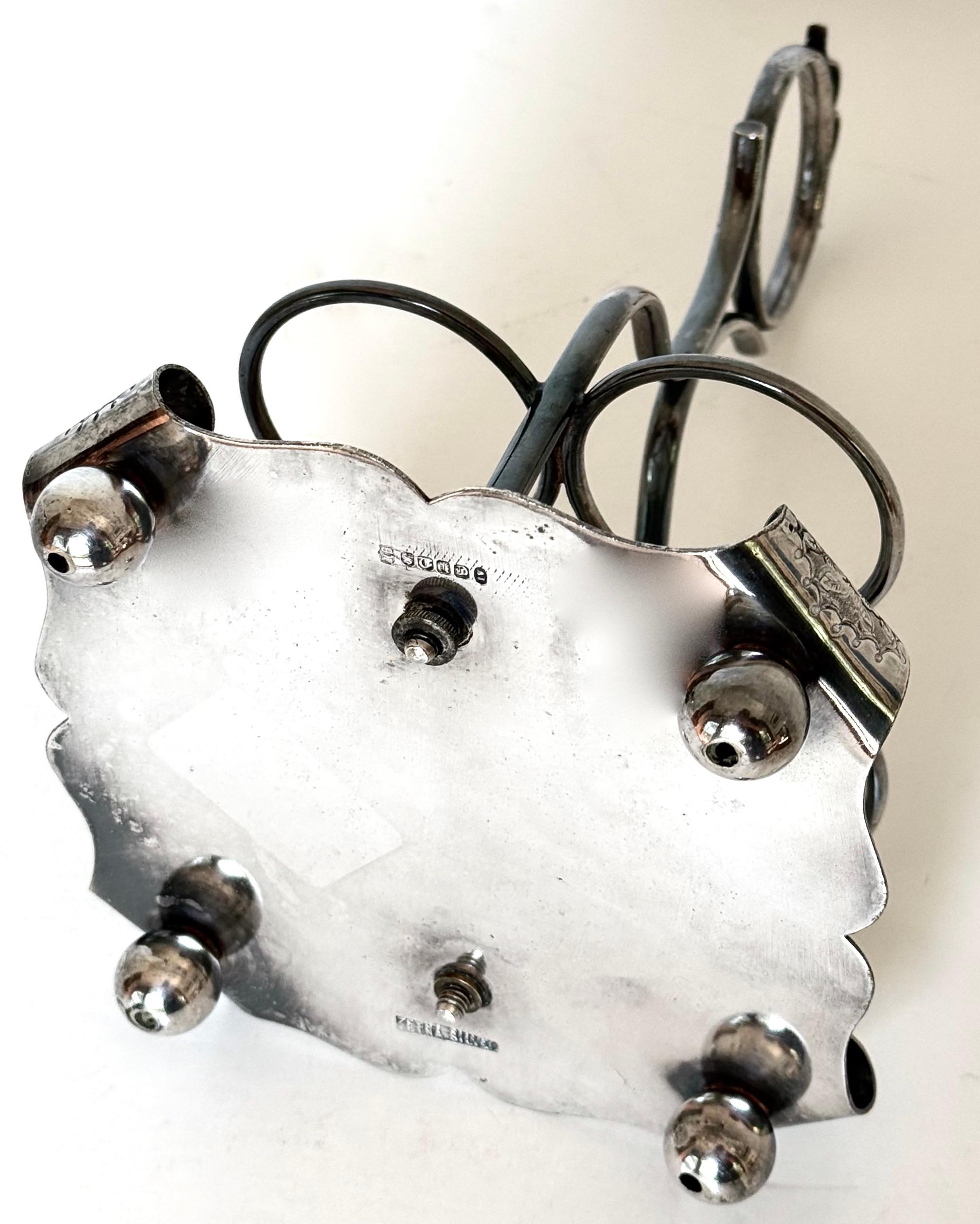 Victorien 19ème siècle. Set de quatre burettes victoriennes en métal argenté et cristal, Angleterre, C.1880 en vente