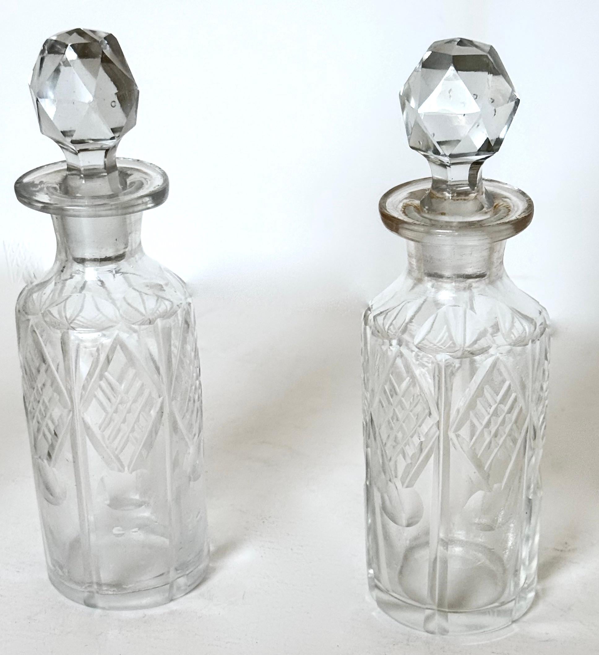 Anglais 19ème siècle. Set de quatre burettes victoriennes en métal argenté et cristal, Angleterre, C.1880 en vente