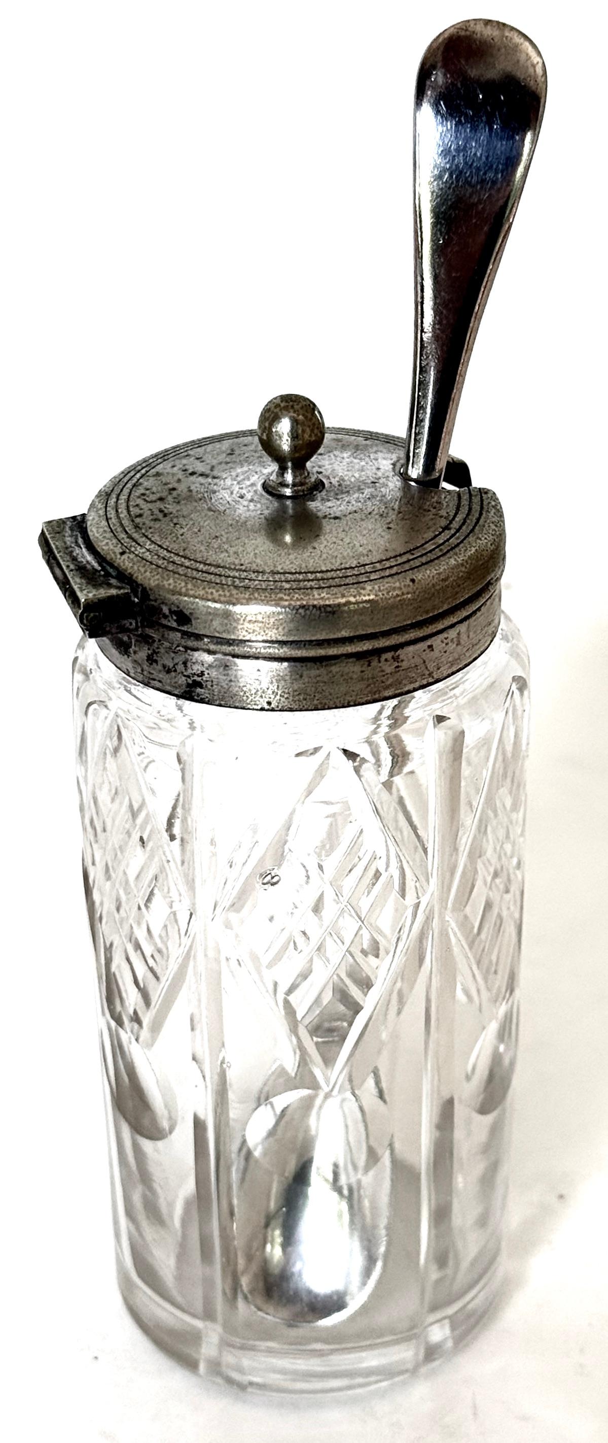 Repoussé 19ème siècle. Set de quatre burettes victoriennes en métal argenté et cristal, Angleterre, C.1880 en vente