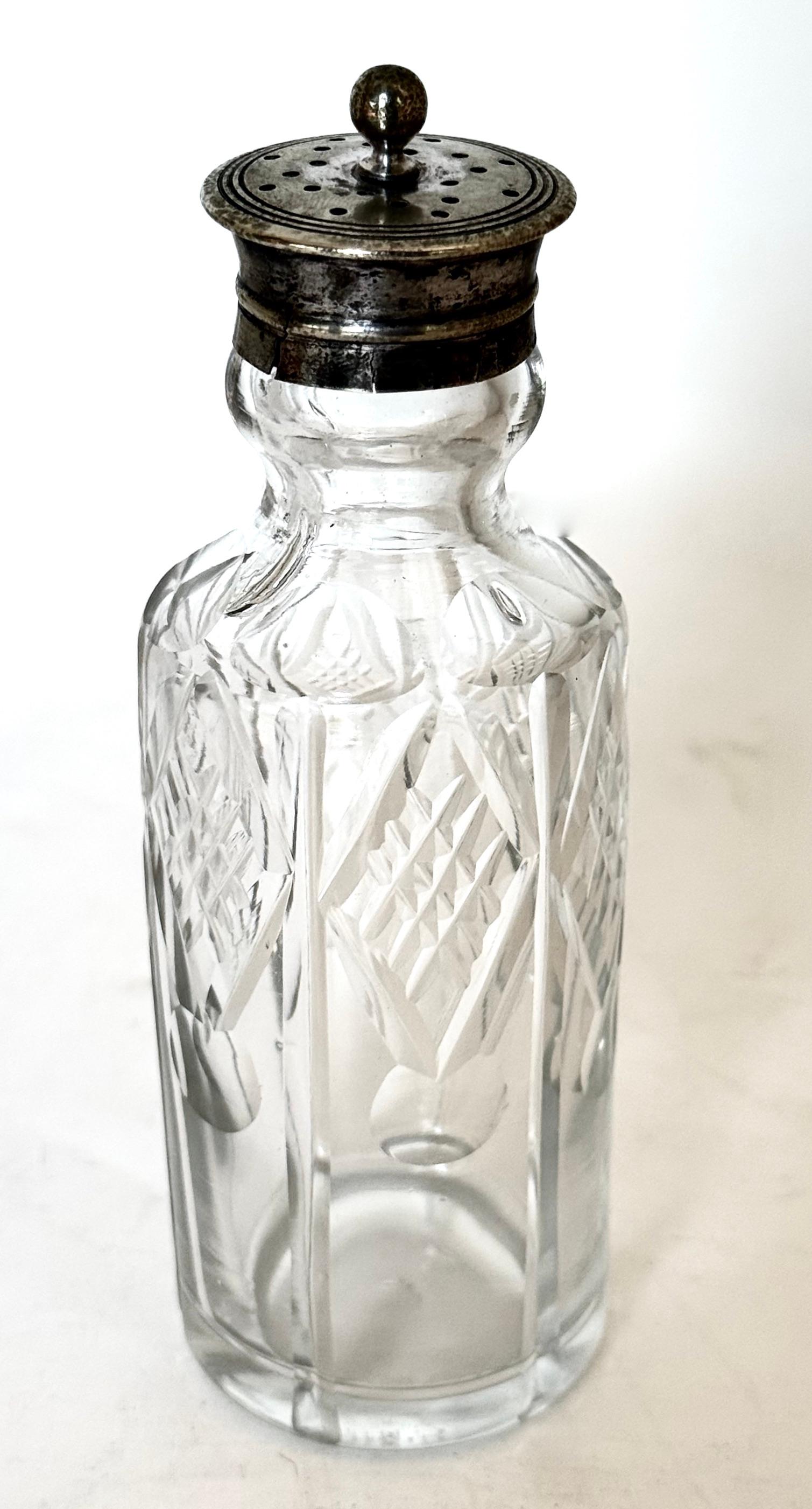 19ème siècle. Set de quatre burettes victoriennes en métal argenté et cristal, Angleterre, C.1880 Bon état - En vente à Incline Village, NV