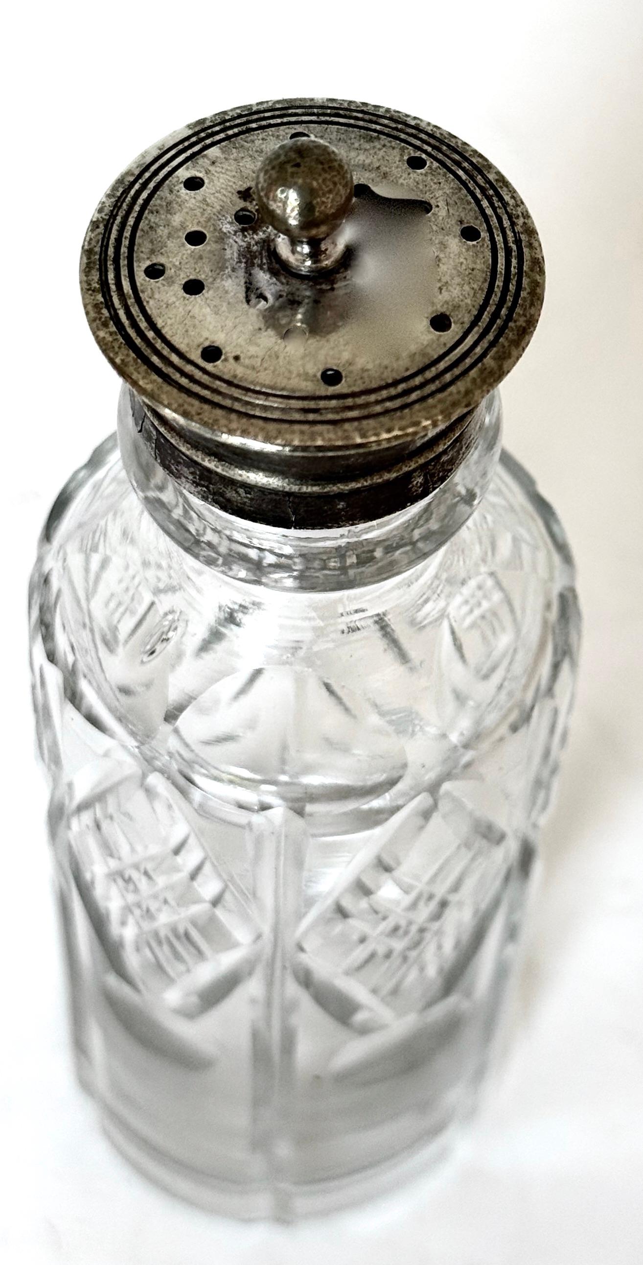 Fin du XIXe siècle 19ème siècle. Set de quatre burettes victoriennes en métal argenté et cristal, Angleterre, C.1880 en vente