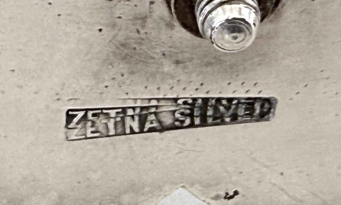 Plaqué argent 19ème siècle. Set de quatre burettes victoriennes en métal argenté et cristal, Angleterre, C.1880 en vente