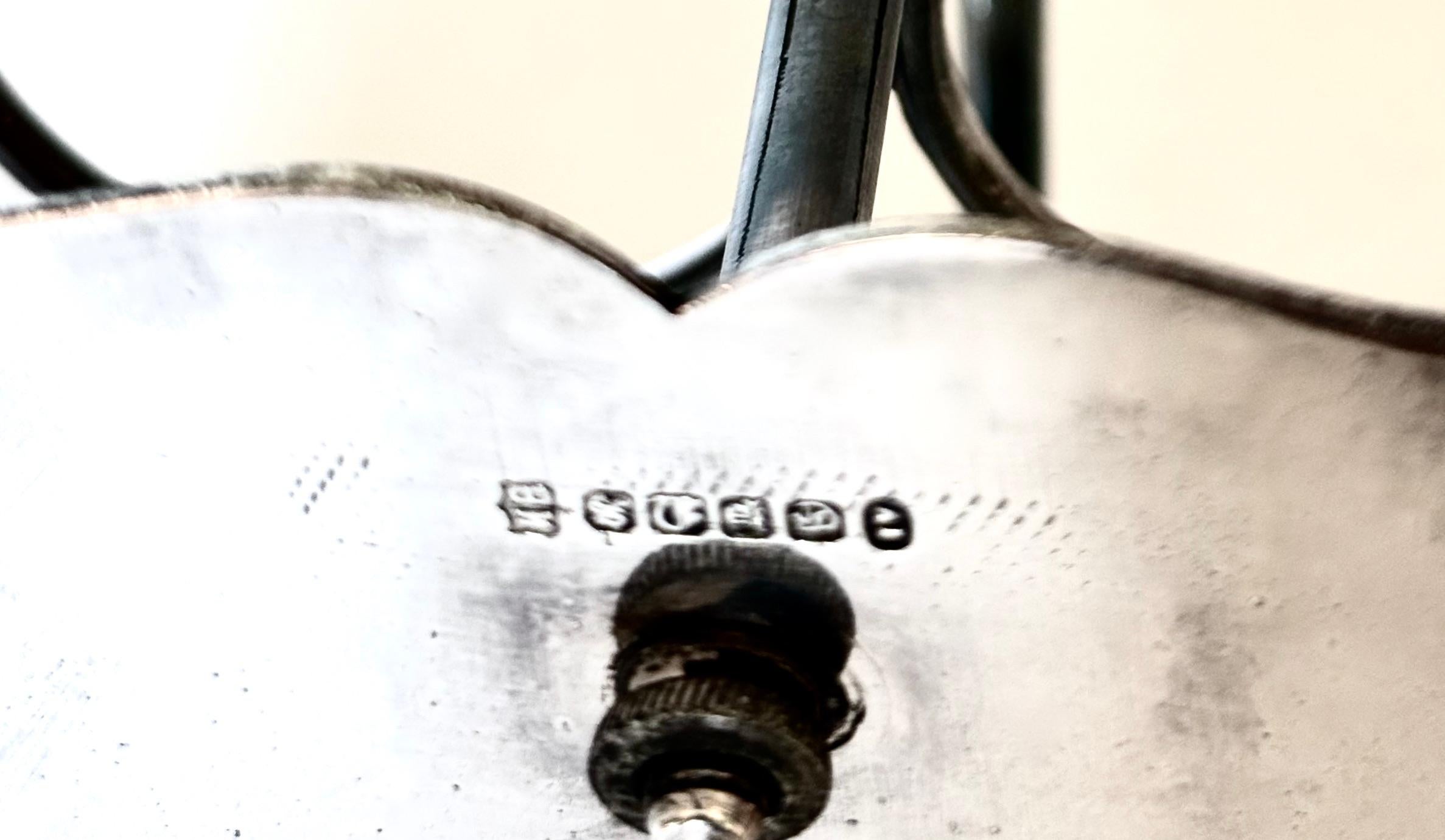 19ème siècle. Set de quatre burettes victoriennes en métal argenté et cristal, Angleterre, C.1880 en vente 1