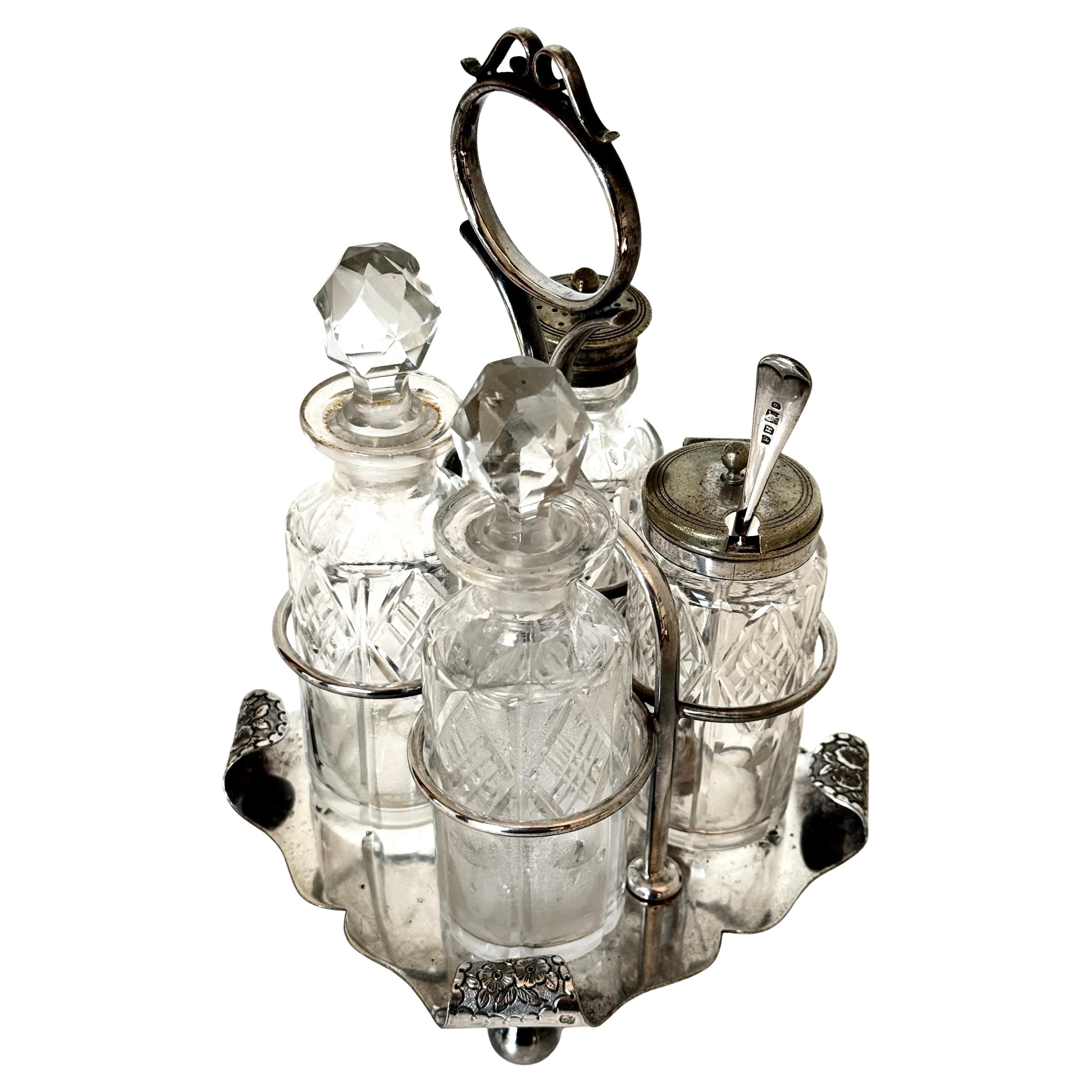 19ème siècle. Set de quatre burettes victoriennes en métal argenté et cristal, Angleterre, C.1880 en vente