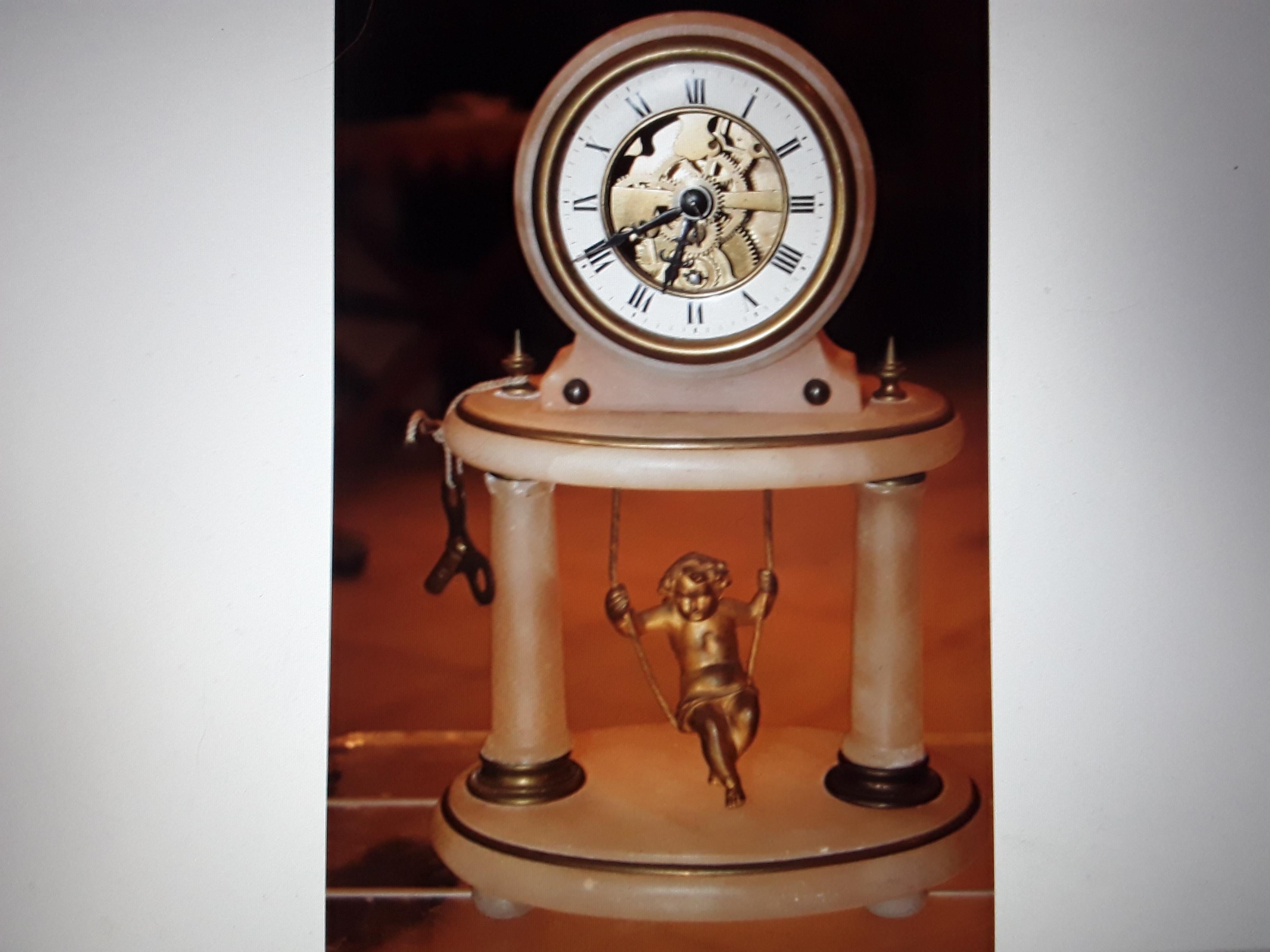 Französische antike Cherub- Swinging-Uhr aus vergoldeter Bronze, 19. Jahrhundert im Angebot 4