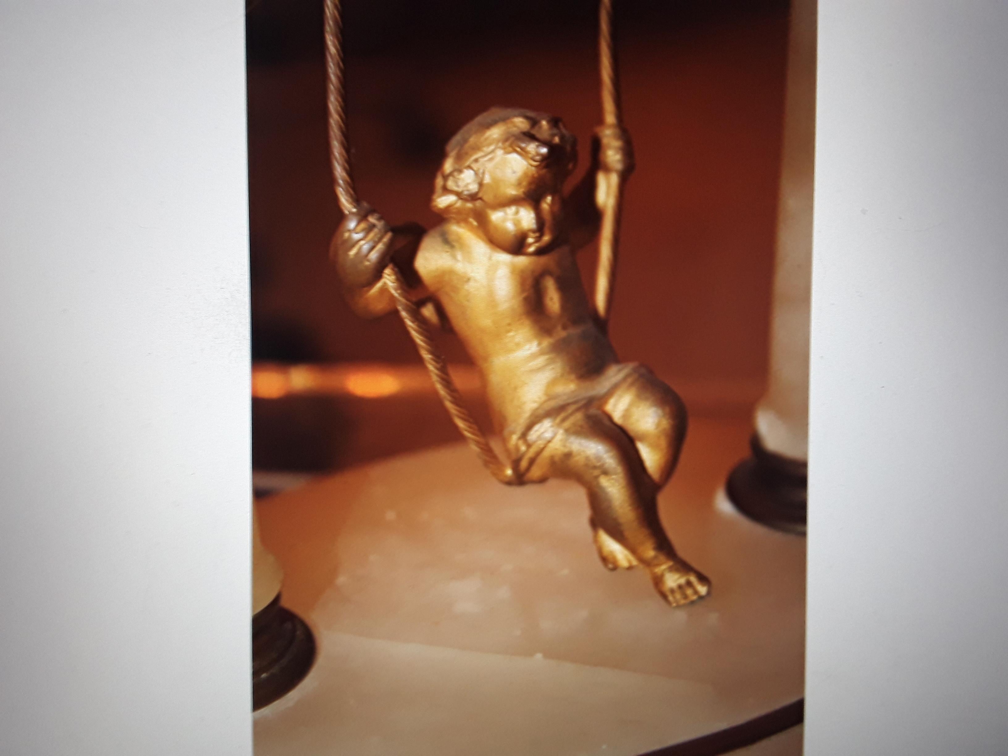Französische antike Cherub- Swinging-Uhr aus vergoldeter Bronze, 19. Jahrhundert im Zustand „Gut“ im Angebot in Opa Locka, FL