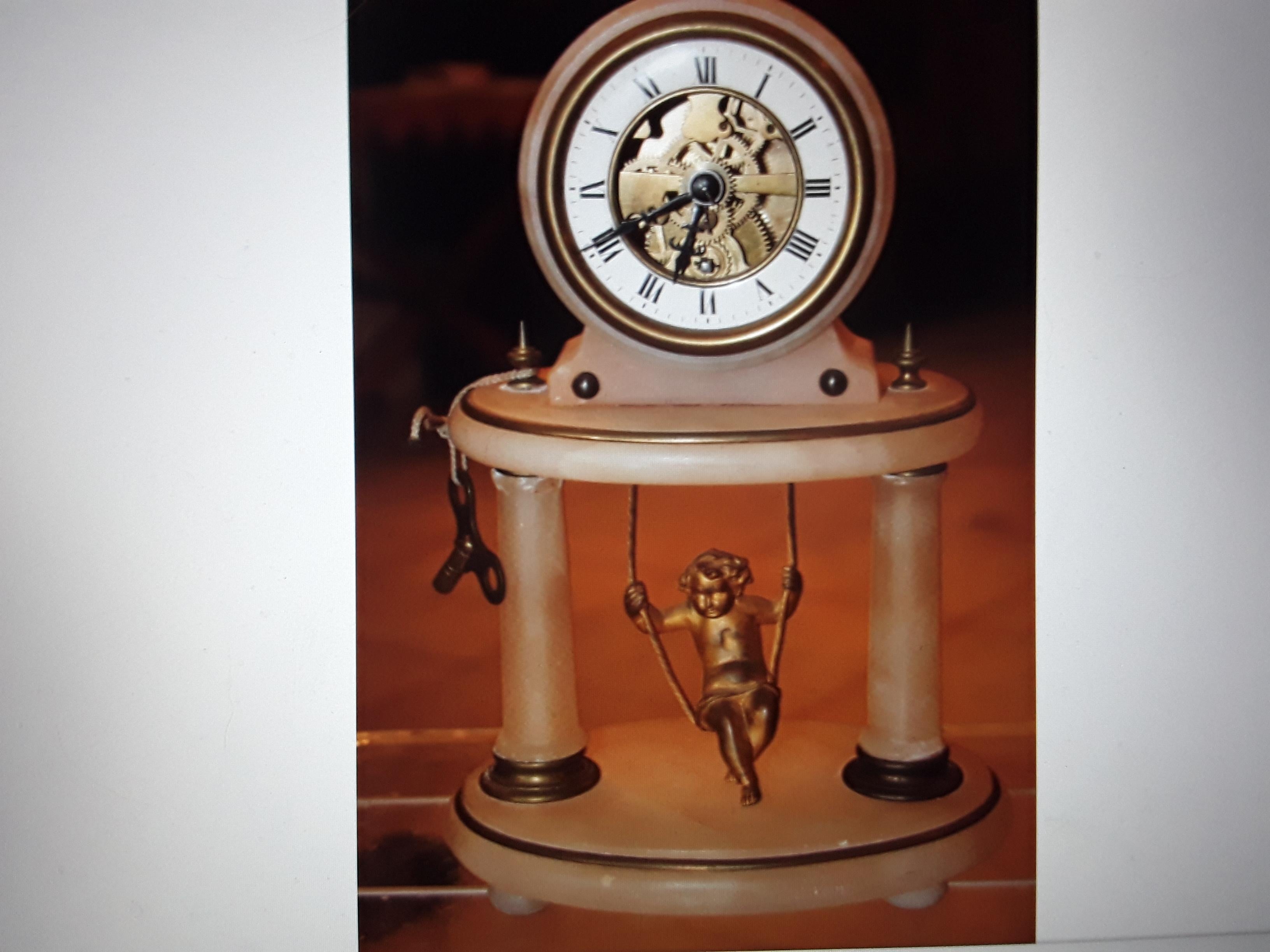 Französische antike Cherub- Swinging-Uhr aus vergoldeter Bronze, 19. Jahrhundert im Angebot 2