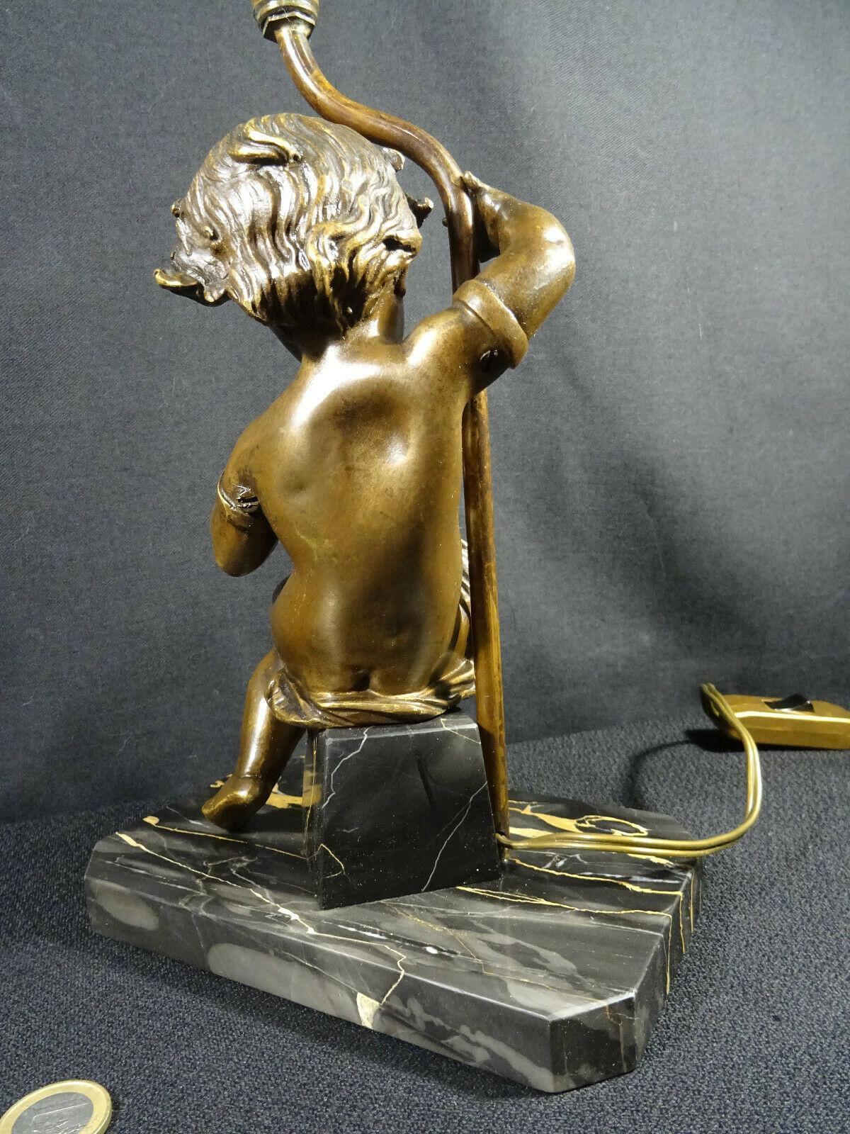 Milieu du XIXe siècle Lampe de table figurative d'un chérubin en bronze de style Louis XV du 19e siècle sur marbre en vente