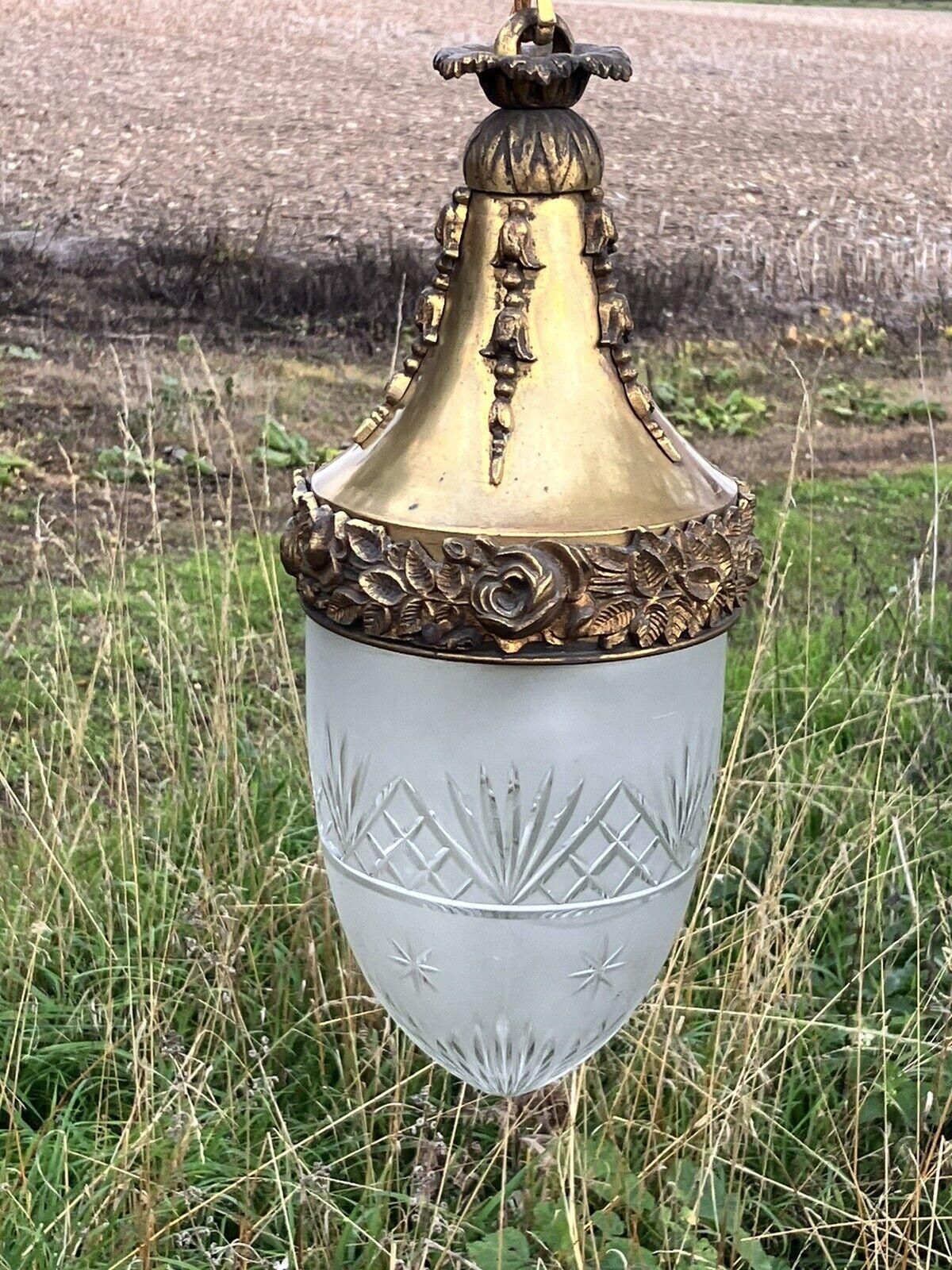 Superbe lanterne de plafond en bronze doré ancien et cristal taillé, datant du 19e siècle. Bandeau floral, abat-jour taillé à la main. Style Versaille.