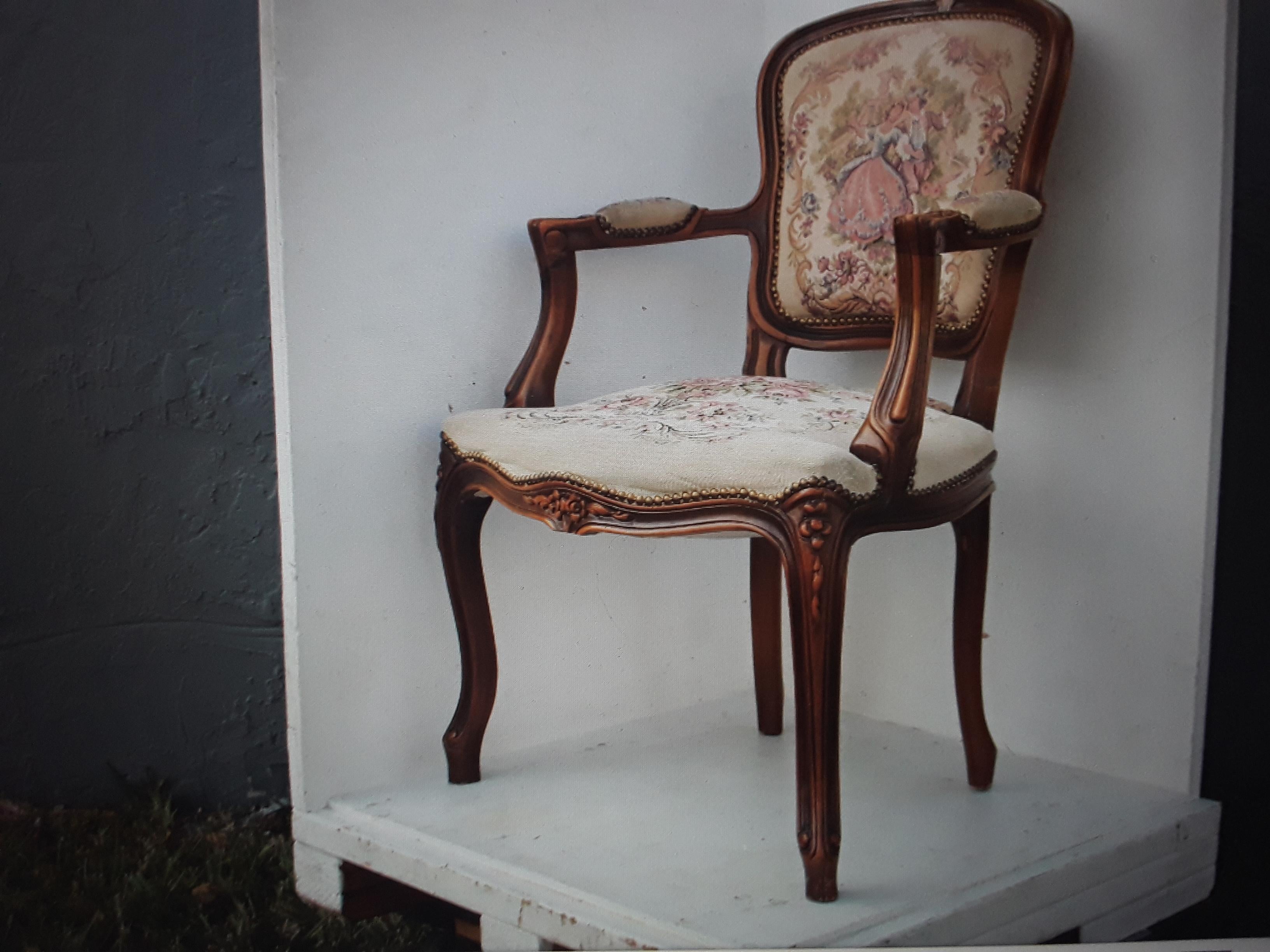 Französischer antiker geschnitzter Rokokosessel/ Beistellstuhl im Stil Louis XV aus dem 19. im Zustand „Gut“ im Angebot in Opa Locka, FL