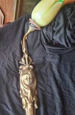 Sconcezza Art Nouveau francese del XIX secolo in bronzo dorato "Beautiful Baby" con paralume in vetro artistico