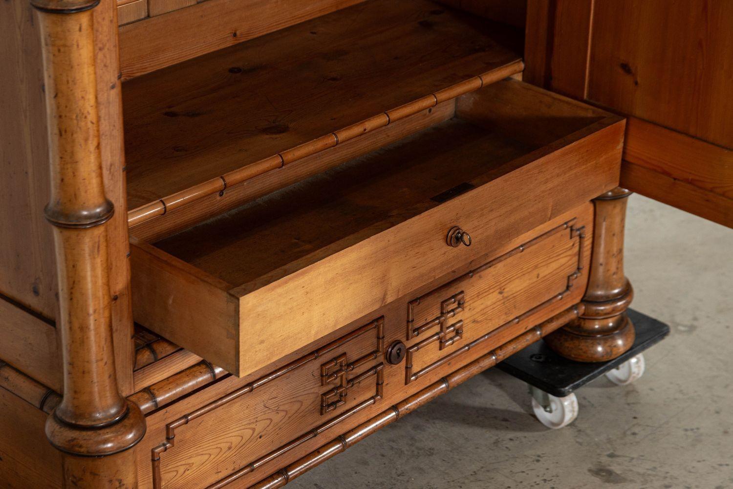 Armoire francese del XIX secolo in bambù, faggio e pino con specchio in vendita 12