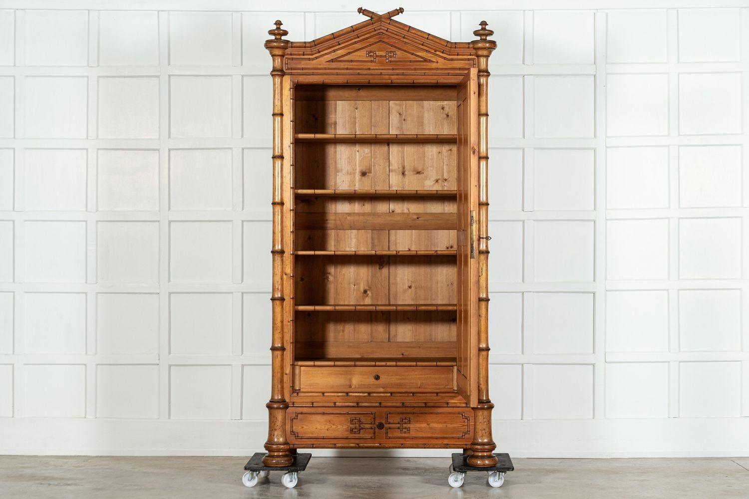 circa 1870
Armoire francese del XIX secolo in bambù, faggio e pino con specchio
Un esempio eccezionale
sku 1913
W115 x D50 x H223 cm
Profondità interna del ripiano 35 cm
Peso 97 kg