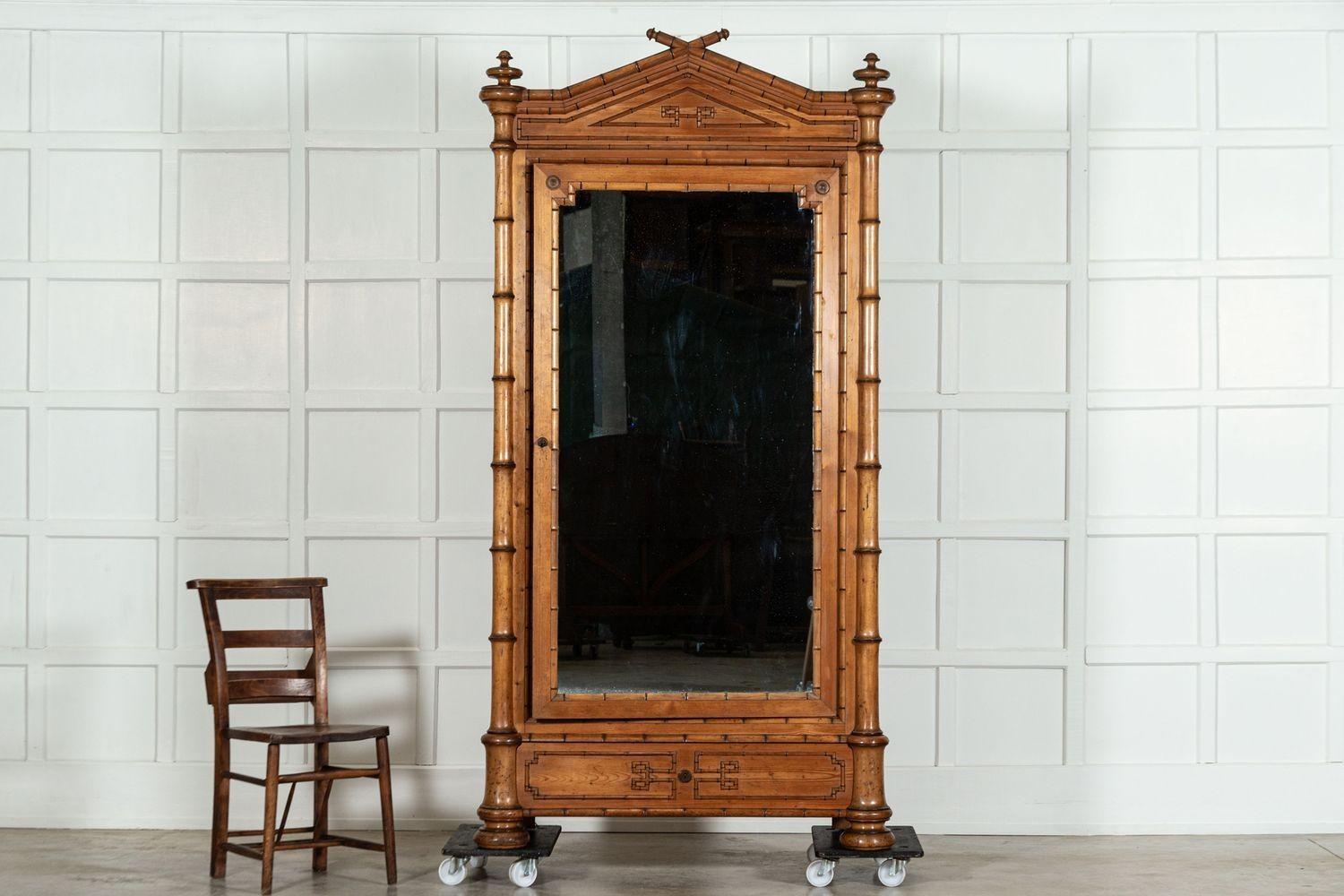 Armoire francese del XIX secolo in bambù, faggio e pino con specchio in vendita 1
