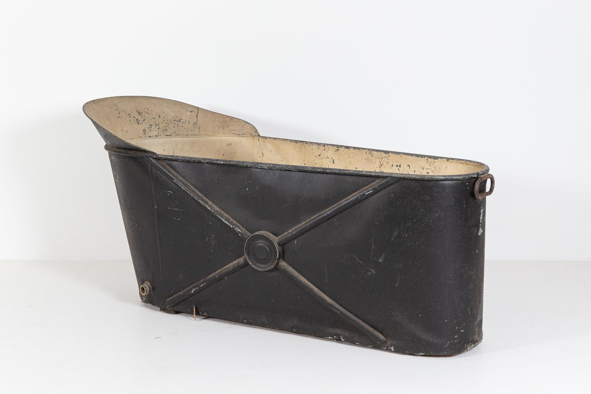 Circa 1850.

19th C black painted French zinc bath tub

In original paint/condition. It is water tight

Sourced from the South of France



Measures: 150 x D 64 x H 73 cm.