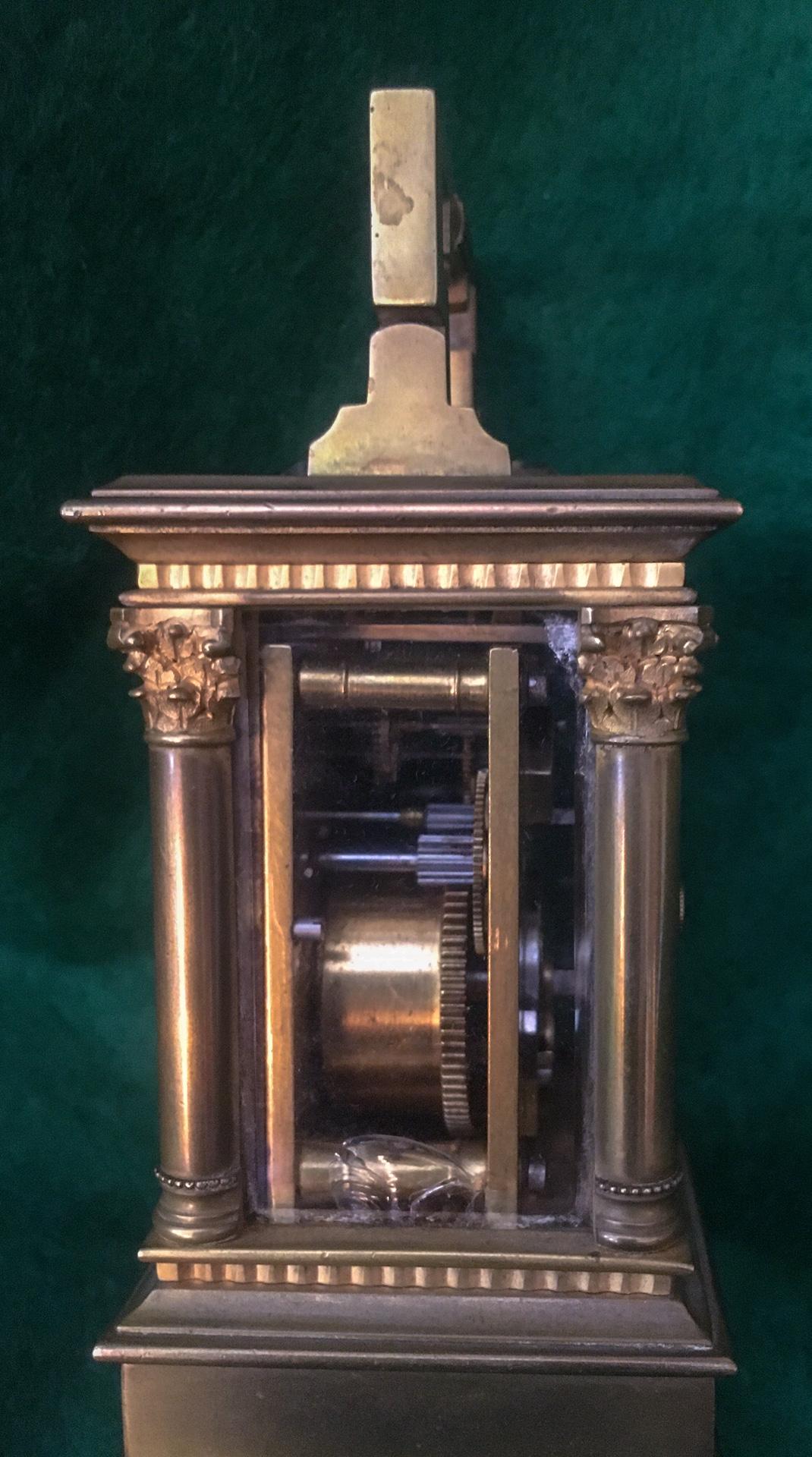 Diese klassische Miniatur-Kutschenuhr verfügt über ein vergoldetes Messinggehäuse Mignonnette No. 2 Anglaise Richepillared mit rechteckigem Deckel mit Klappgriff über vier abgeschrägten Glasseiten, die von schlichten Säulen mit
korinthische