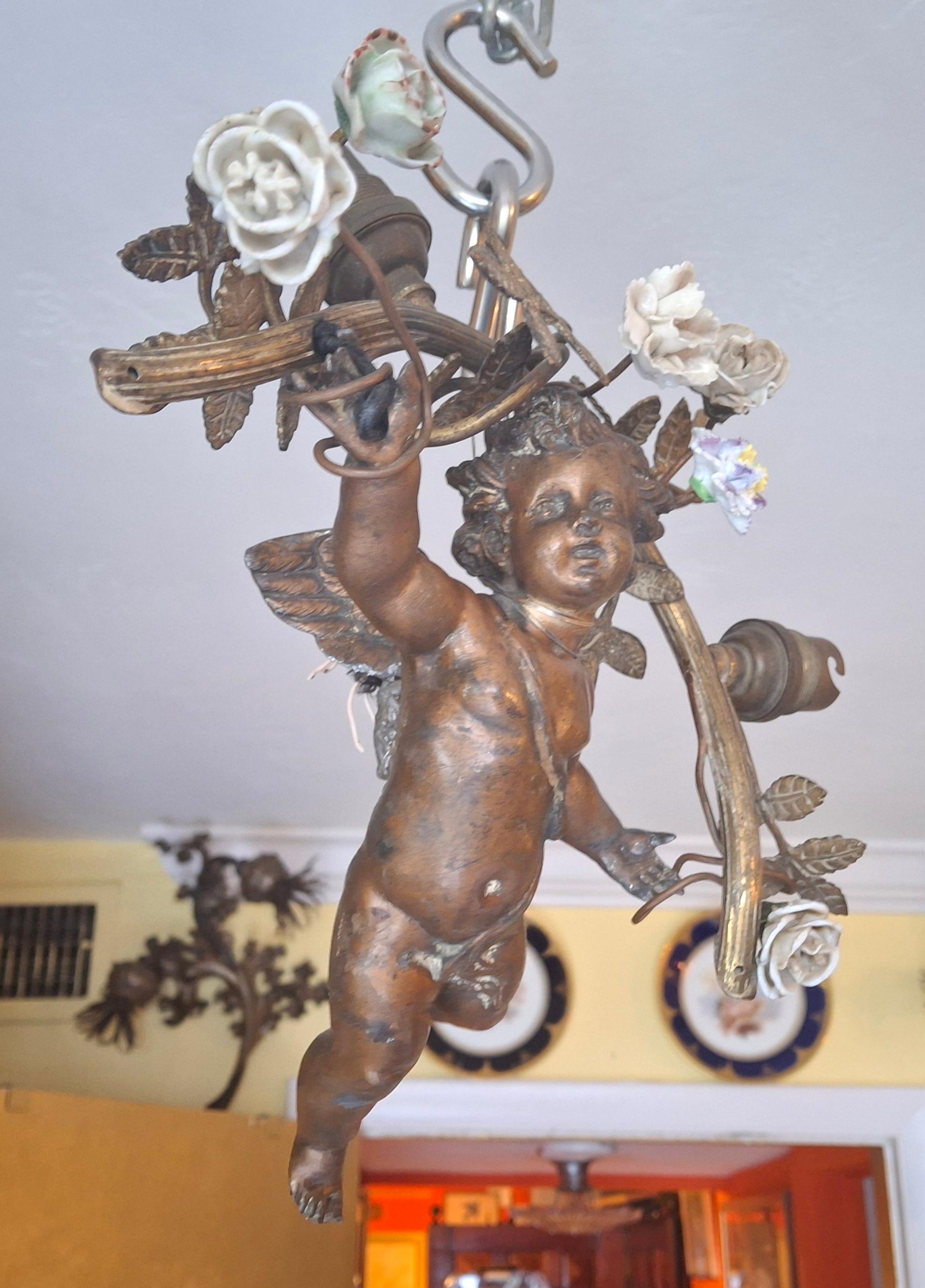 19thc French Cast Spelter/ Bronze Flying Cherub with Flower Garland Chandelier In condizioni buone in vendita a Opa Locka, FL