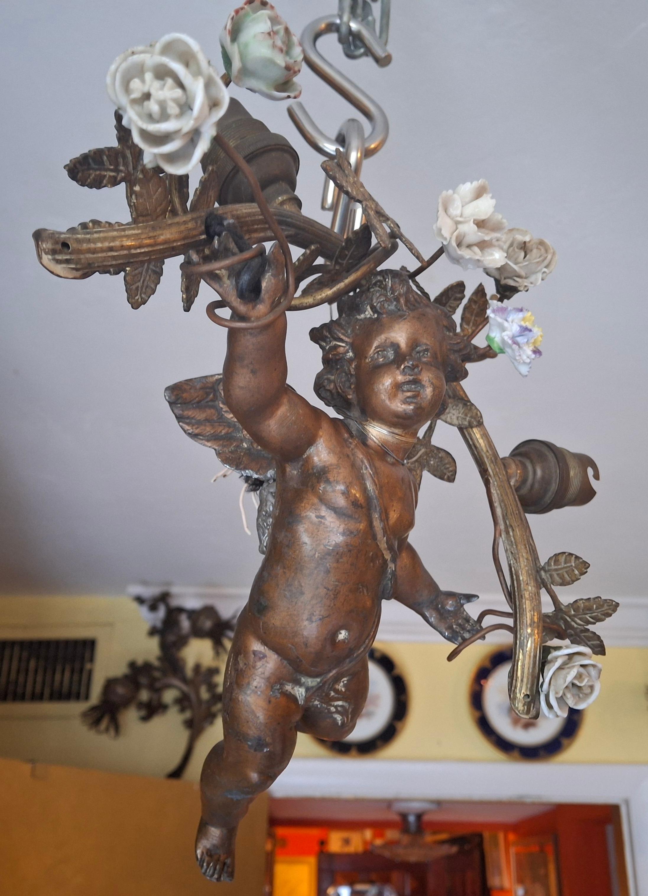 Fine XIX secolo 19thc French Cast Spelter/ Bronze Flying Cherub with Flower Garland Chandelier in vendita