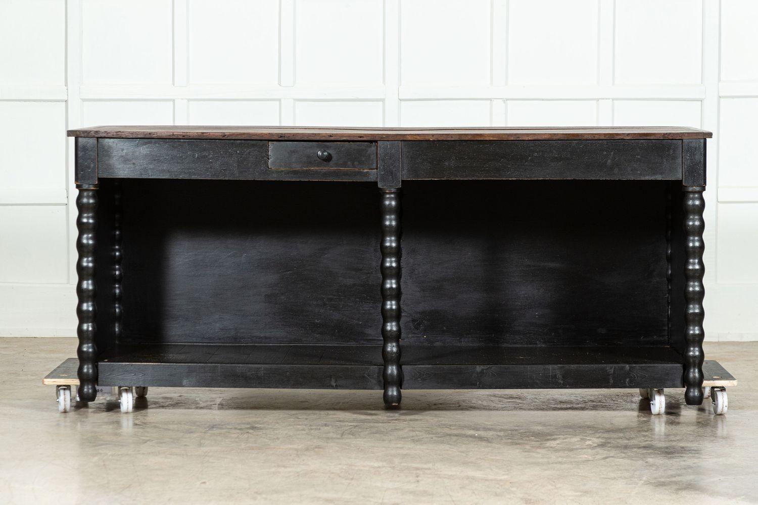 circa 1890
Bancone da negozio francese in Beeche del XIX secolo
sku 1261
W193 x D73 x H82 cm
Peso 57 kg