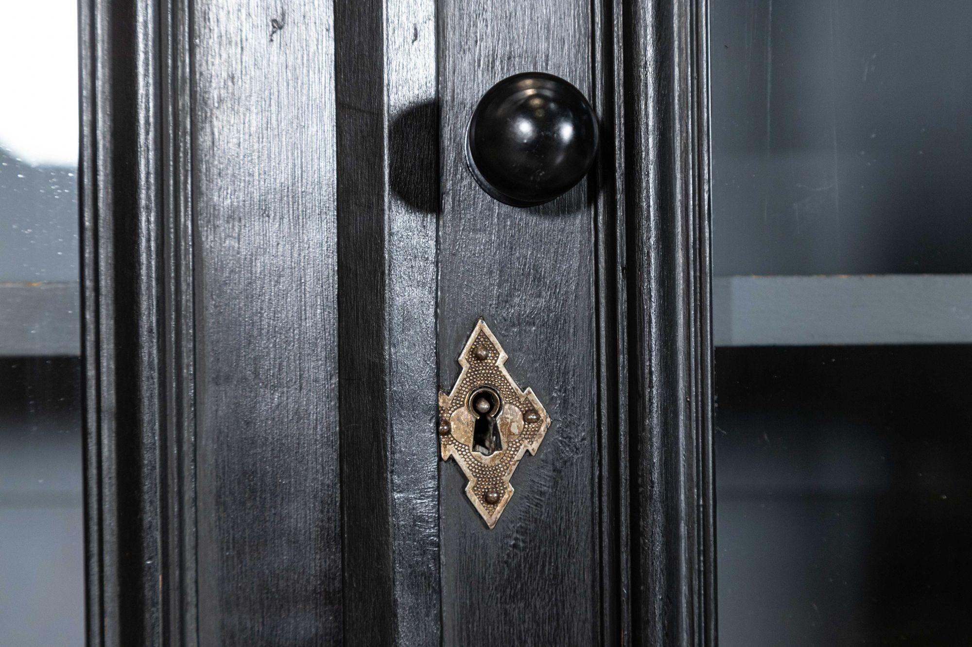 Libreria Vitrine francese ebanizzata smaltata del XIX secolo in vendita 7