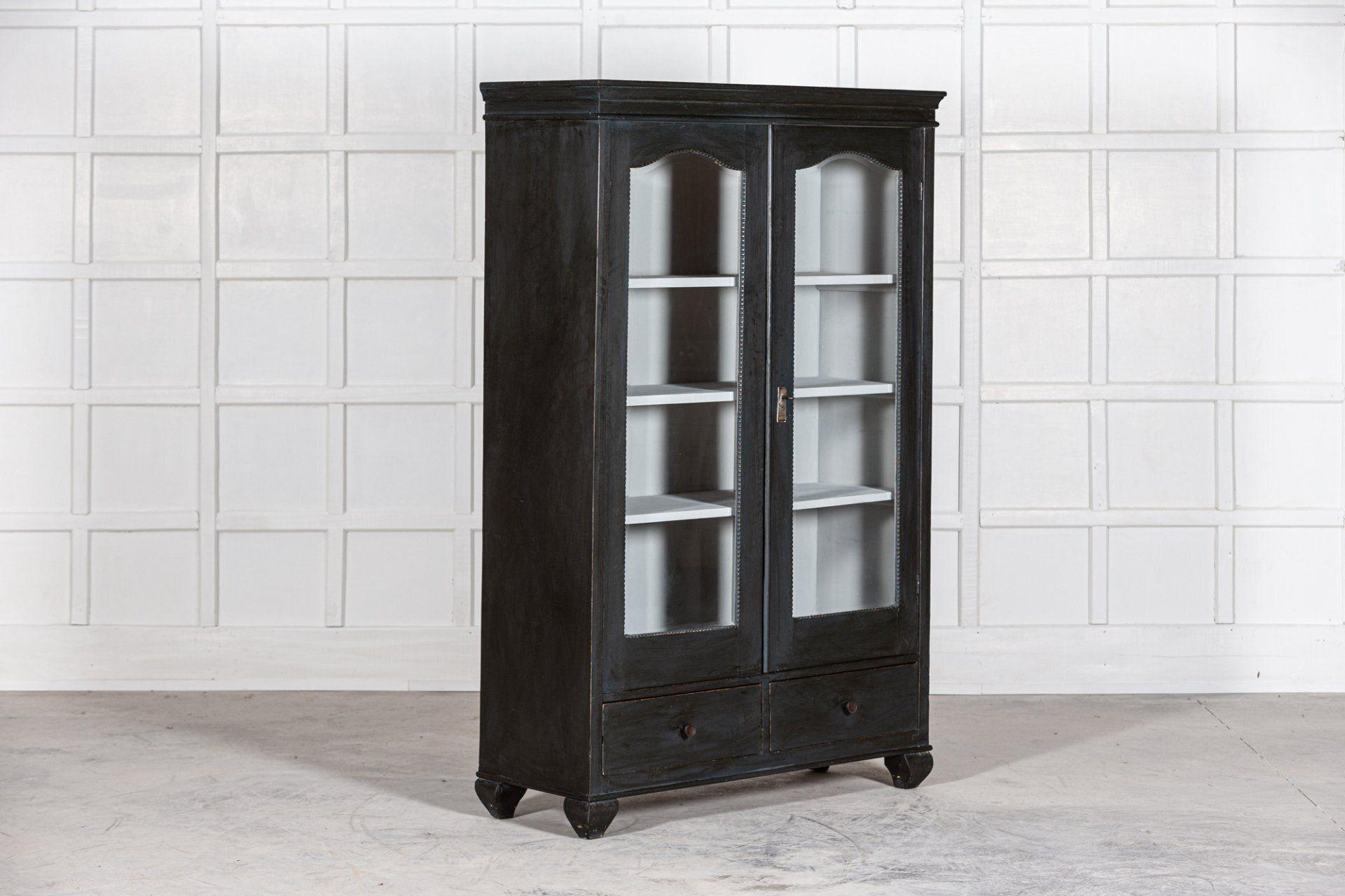 Circa 1890
Vitrine en bois fruitier ébonisé français du 19ème siècle
Portes jumelles
sku 1154
L123 x P47 x H187cm