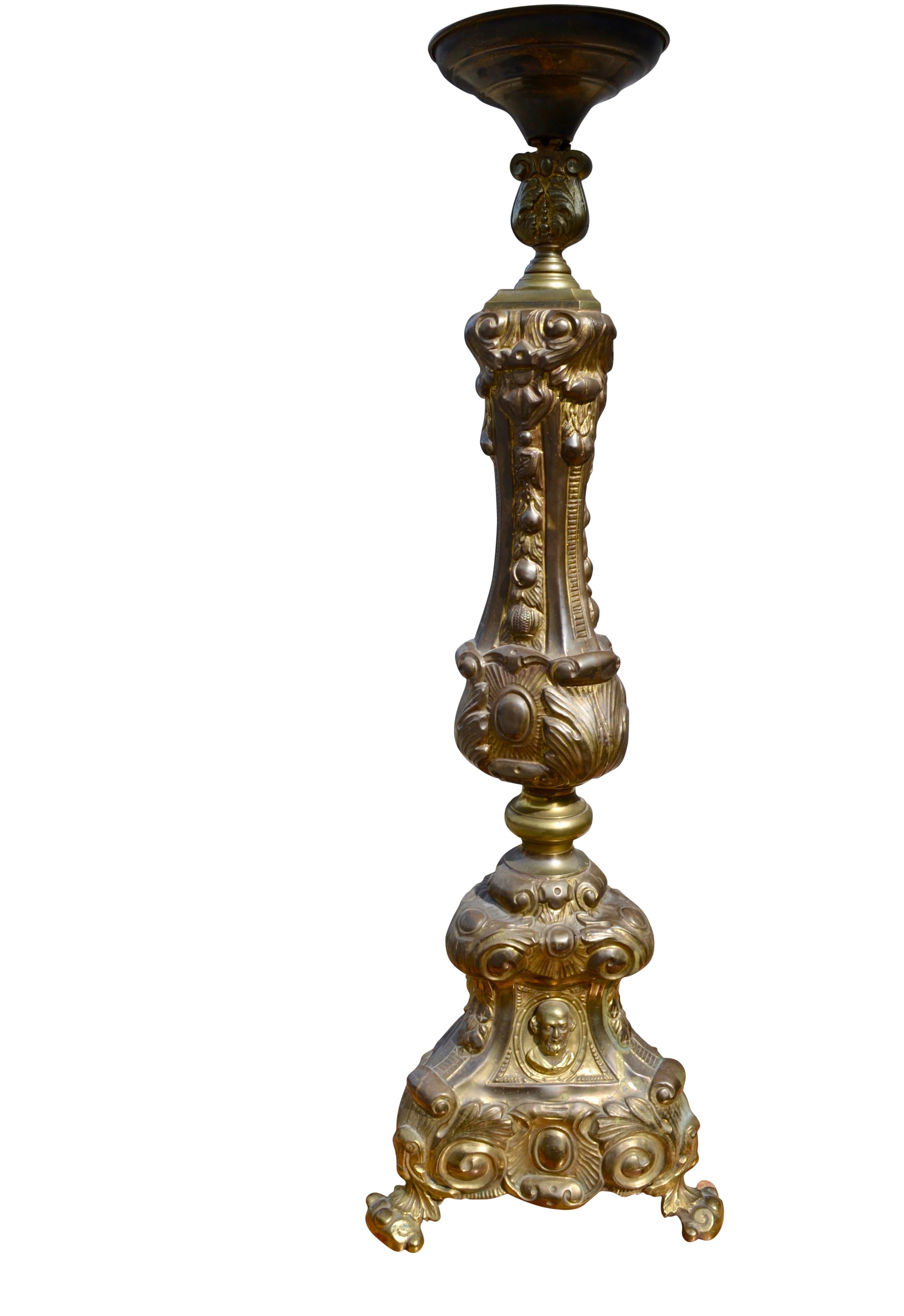 Französischer kirchlicher Kerzenständer aus dem 19. Jahrhundert, umgewandelt in eine Lampe (Gegossen) im Angebot