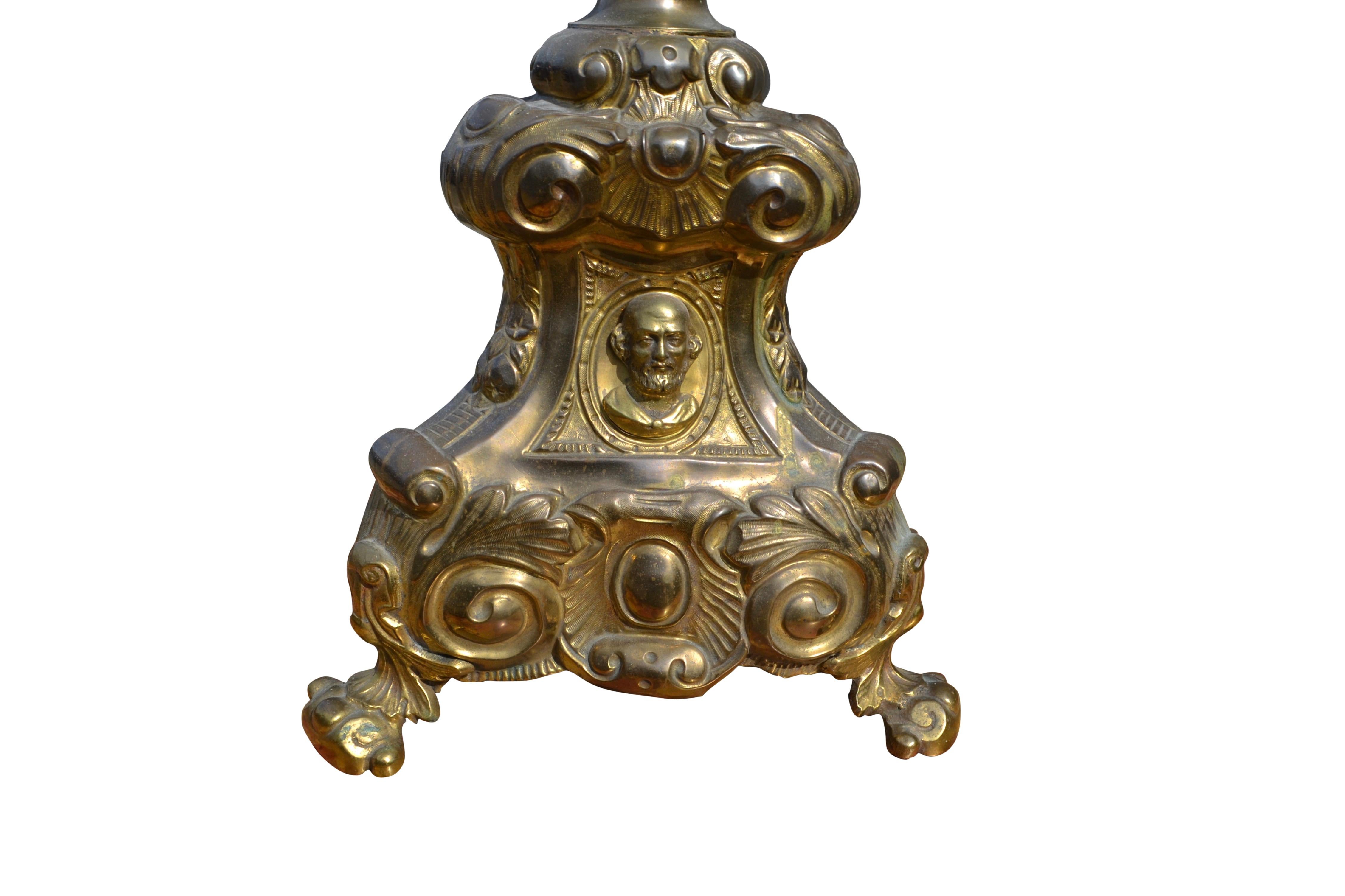 Moulage Chandelier ecclésiastique français du 19ème siècle transformé en lampe en vente