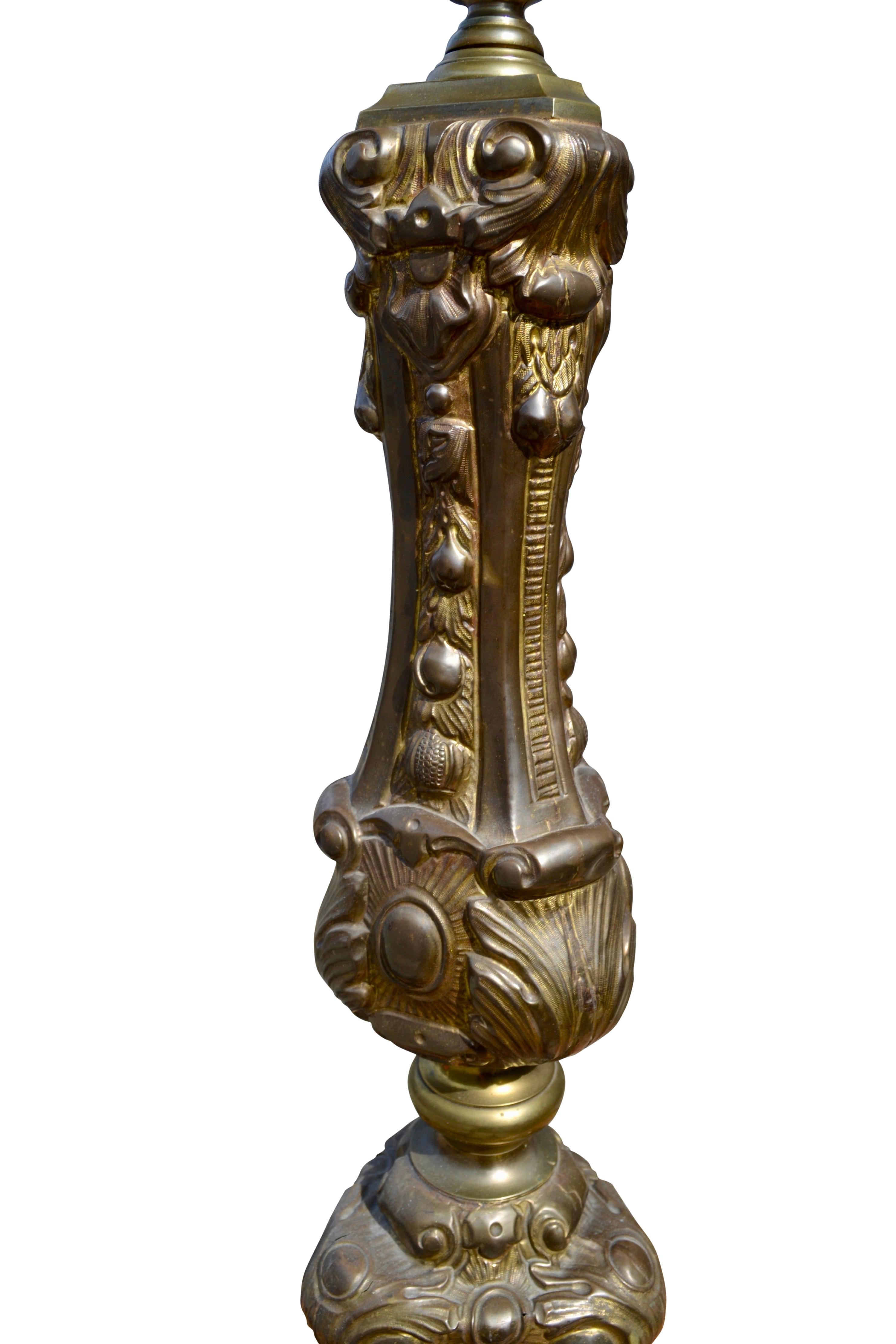 Französischer kirchlicher Kerzenständer aus dem 19. Jahrhundert, umgewandelt in eine Lampe (Messing) im Angebot
