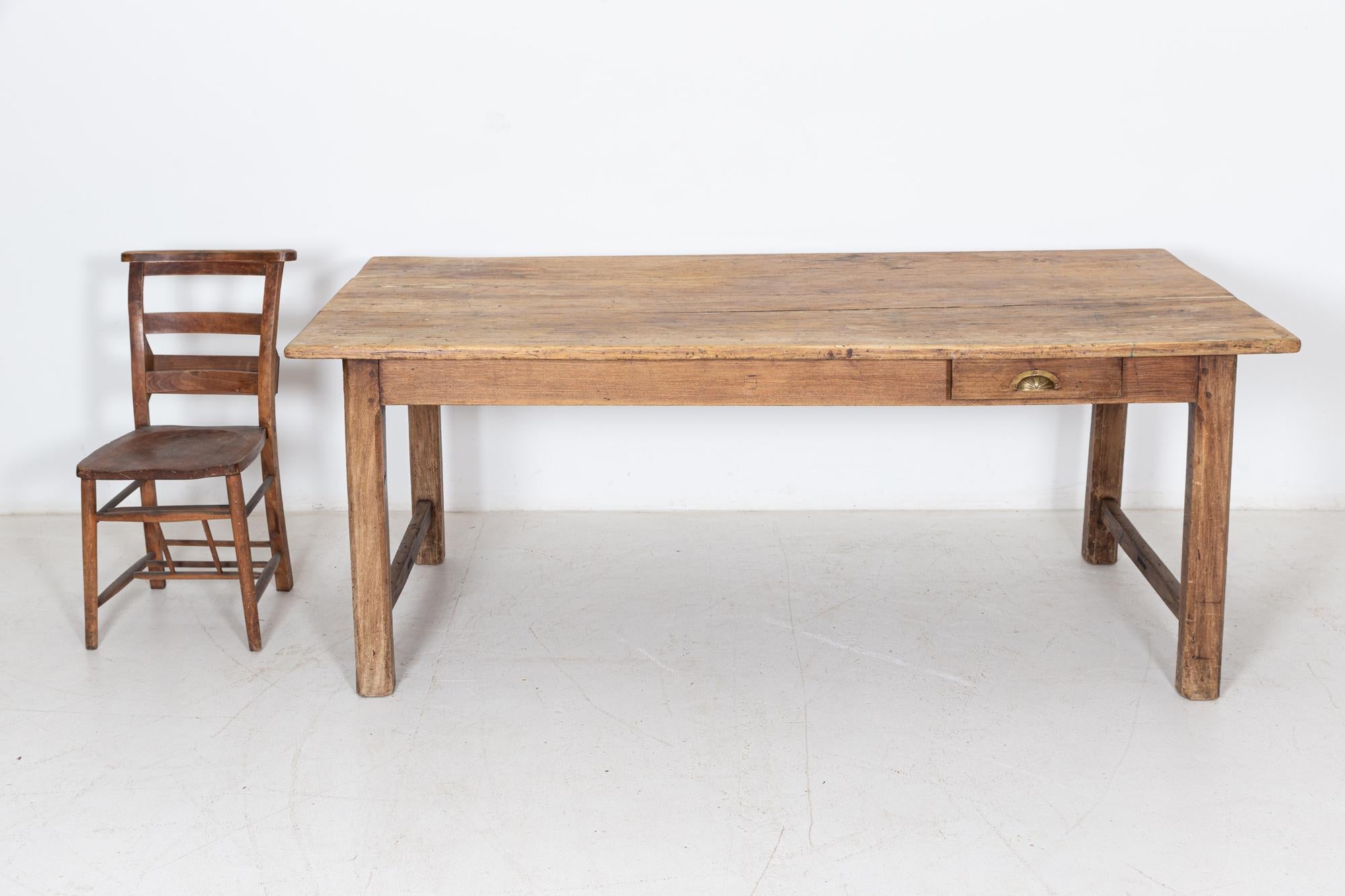 Circa 1800.

table de réfectoire en bois fruitier du XIXe siècle

Tiroir latéral et planche à pain extractible - san stretcher.



Mesures : L195 x D94 x H76 cm.