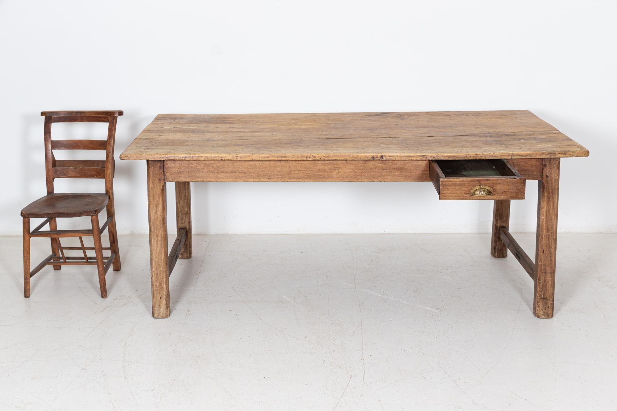 Fruitiers Table de réfectoire en bois fruitier français du 19ème siècle en vente
