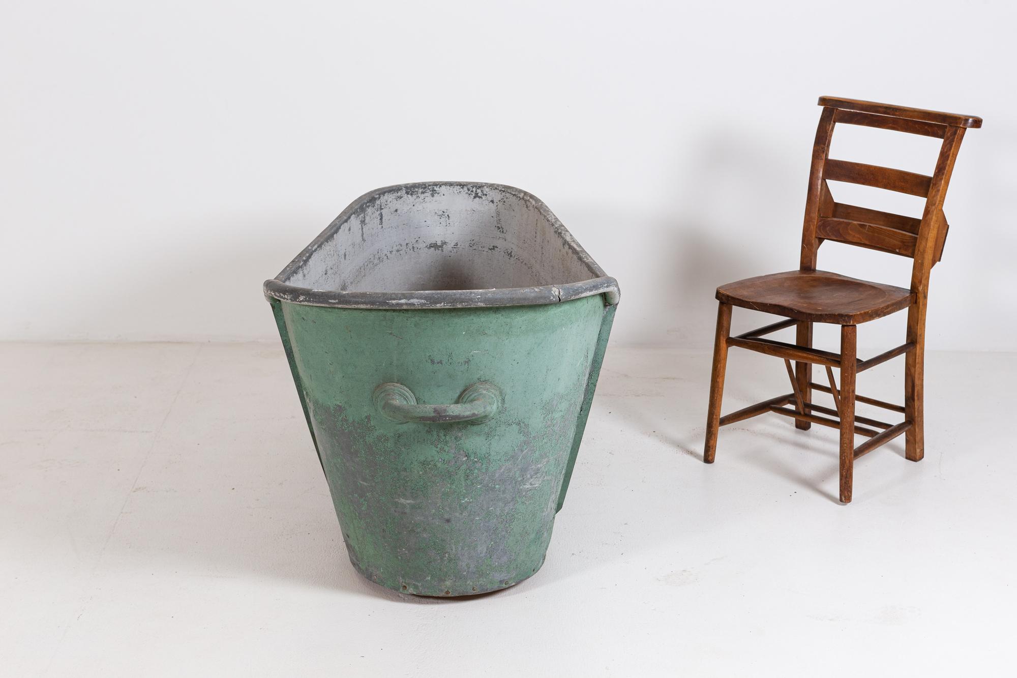 19thC French Green Zinc Bath Tub In Good Condition For Sale In Staffordshire, GB