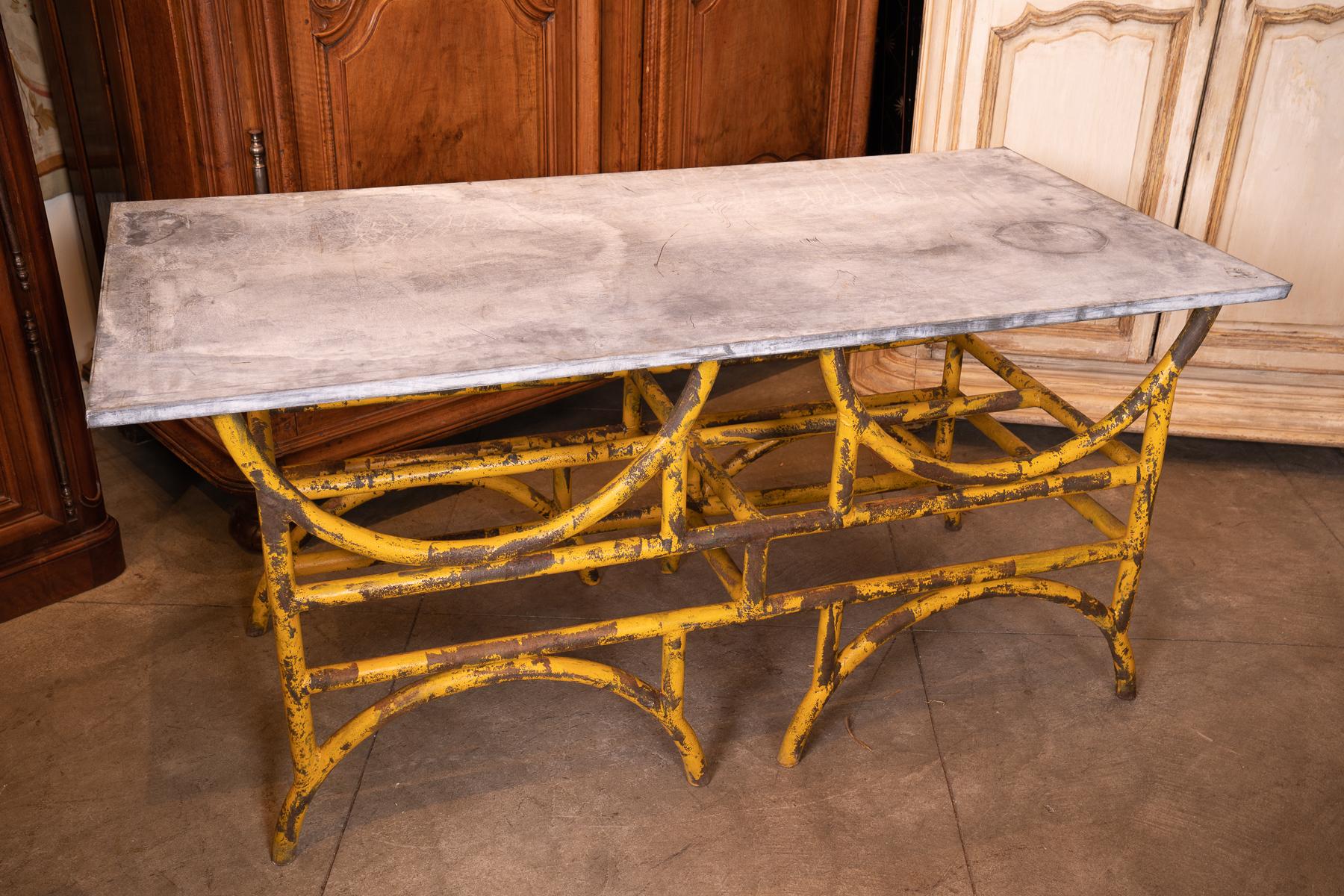Table de boucher française du XIXe siècle en acier et pierre Abîmé - En vente à New Orleans, LA