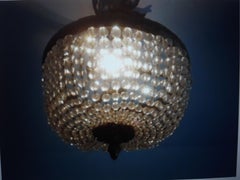 Plafón francés Luis LVI del s. XIX de cristal tallado con cesta de bronce