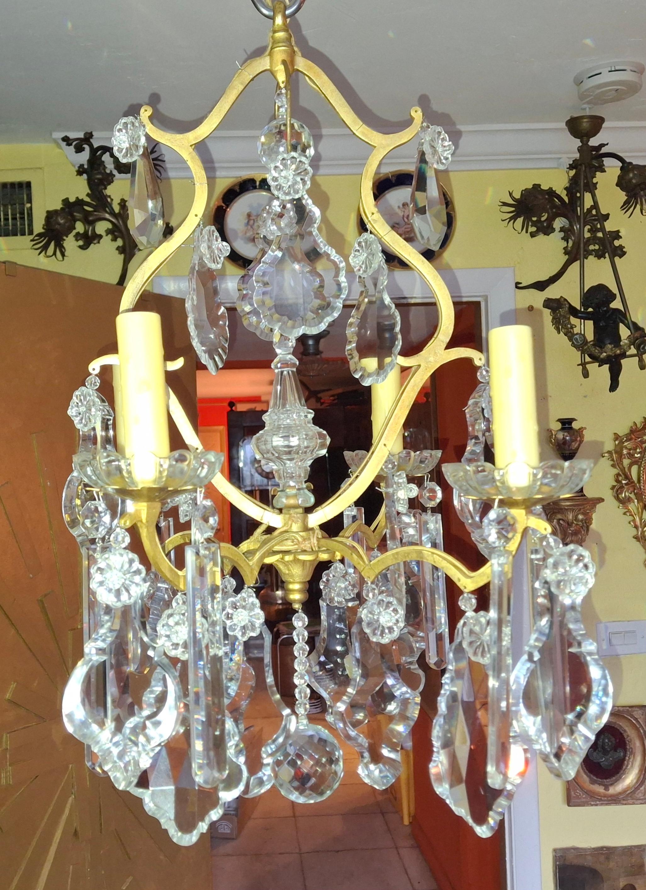 Lustre Louis XV en bronze et cristal attribué à Baccarat. Style Versailles. 4 lumières, plus petite échelle. Recherche immobilière à Miami Beach.