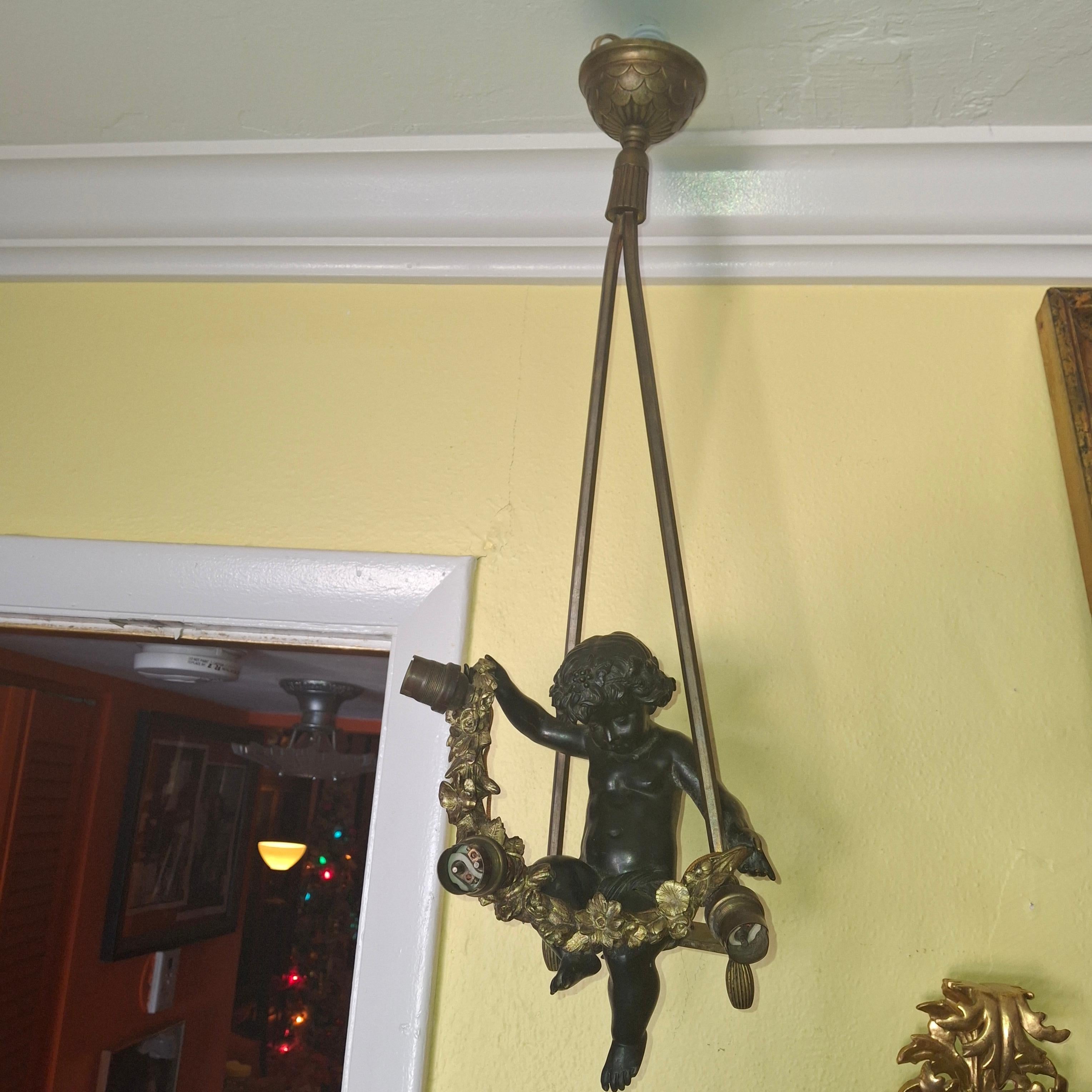 Lustre Louis XV en bronze patiné et doré avec un grand chérubin sur une balançoire, 19ème siècle en vente 3
