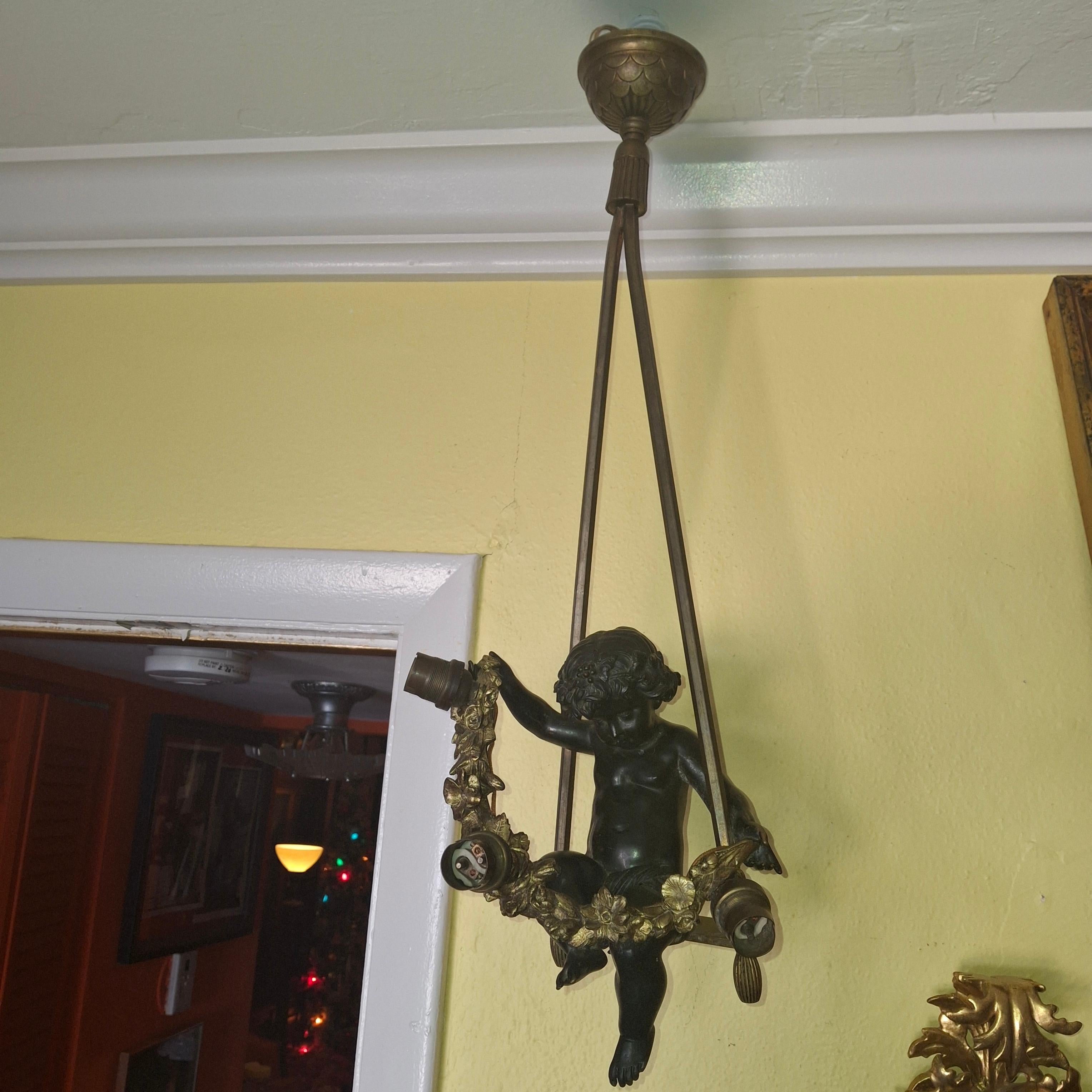 Lustre Louis XV en bronze patiné et doré avec un grand chérubin sur une balançoire, 19ème siècle en vente 4
