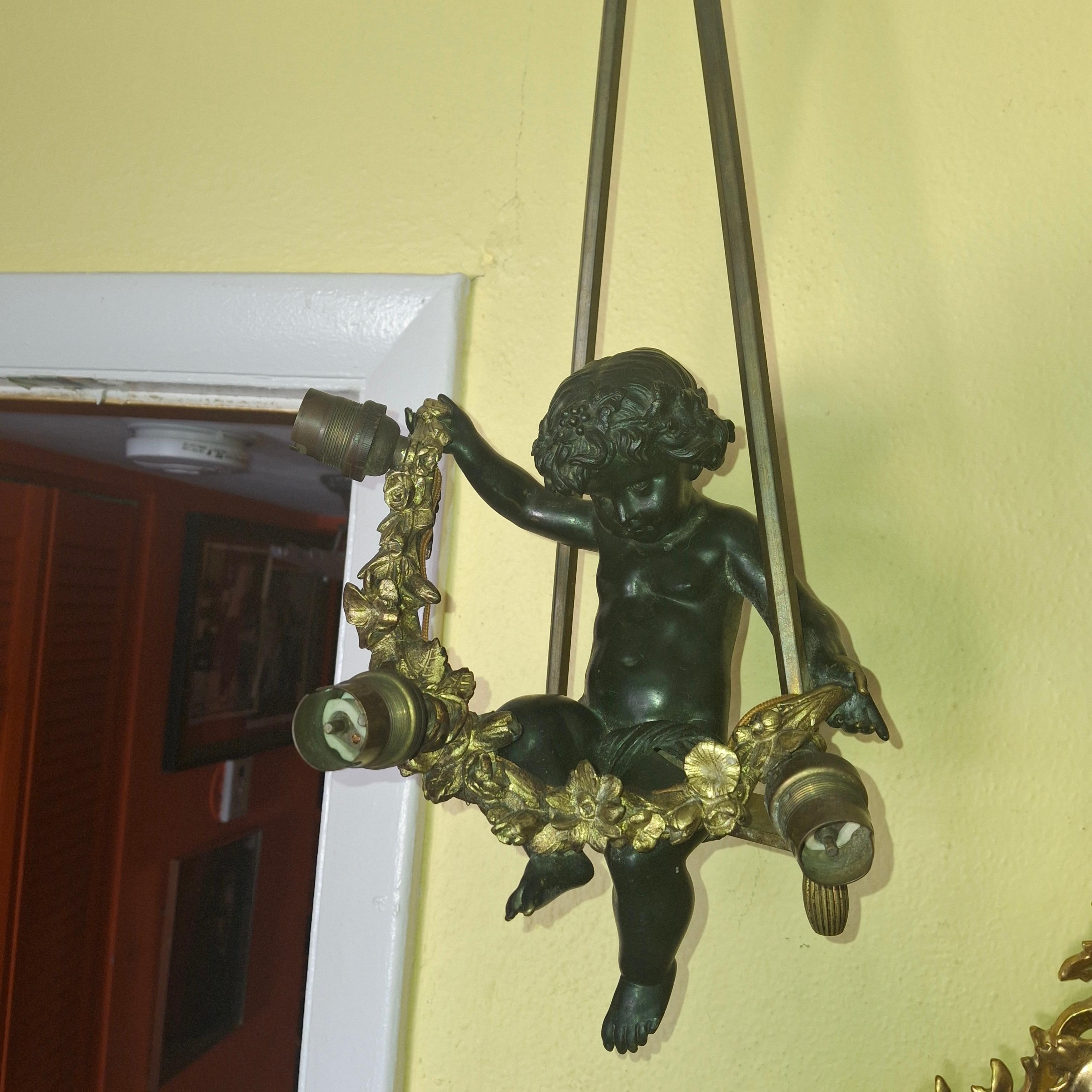 Lustre Louis XV en bronze patiné et doré avec un grand chérubin sur une balançoire, 19ème siècle en vente 5