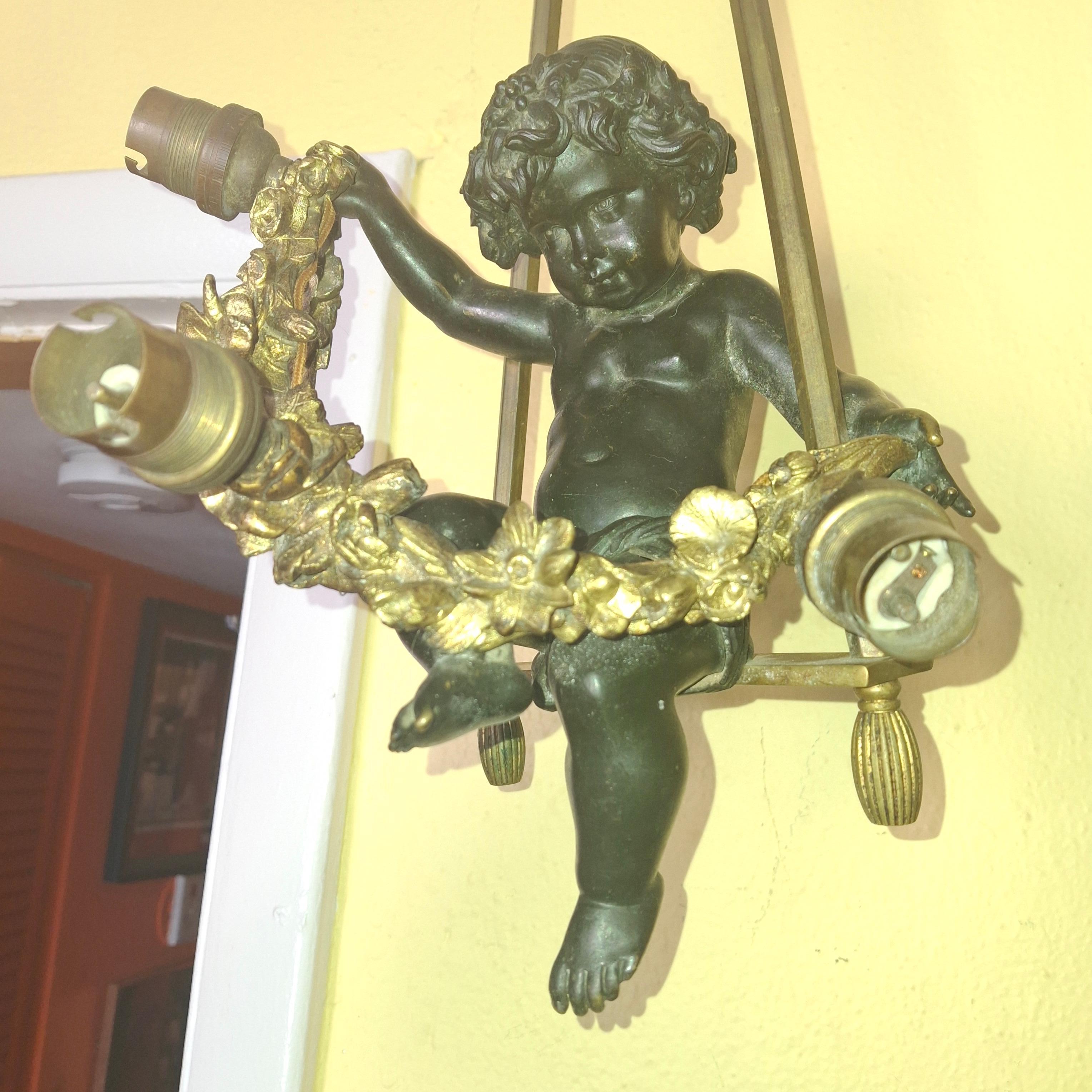 Doré Lustre Louis XV en bronze patiné et doré avec un grand chérubin sur une balançoire, 19ème siècle en vente