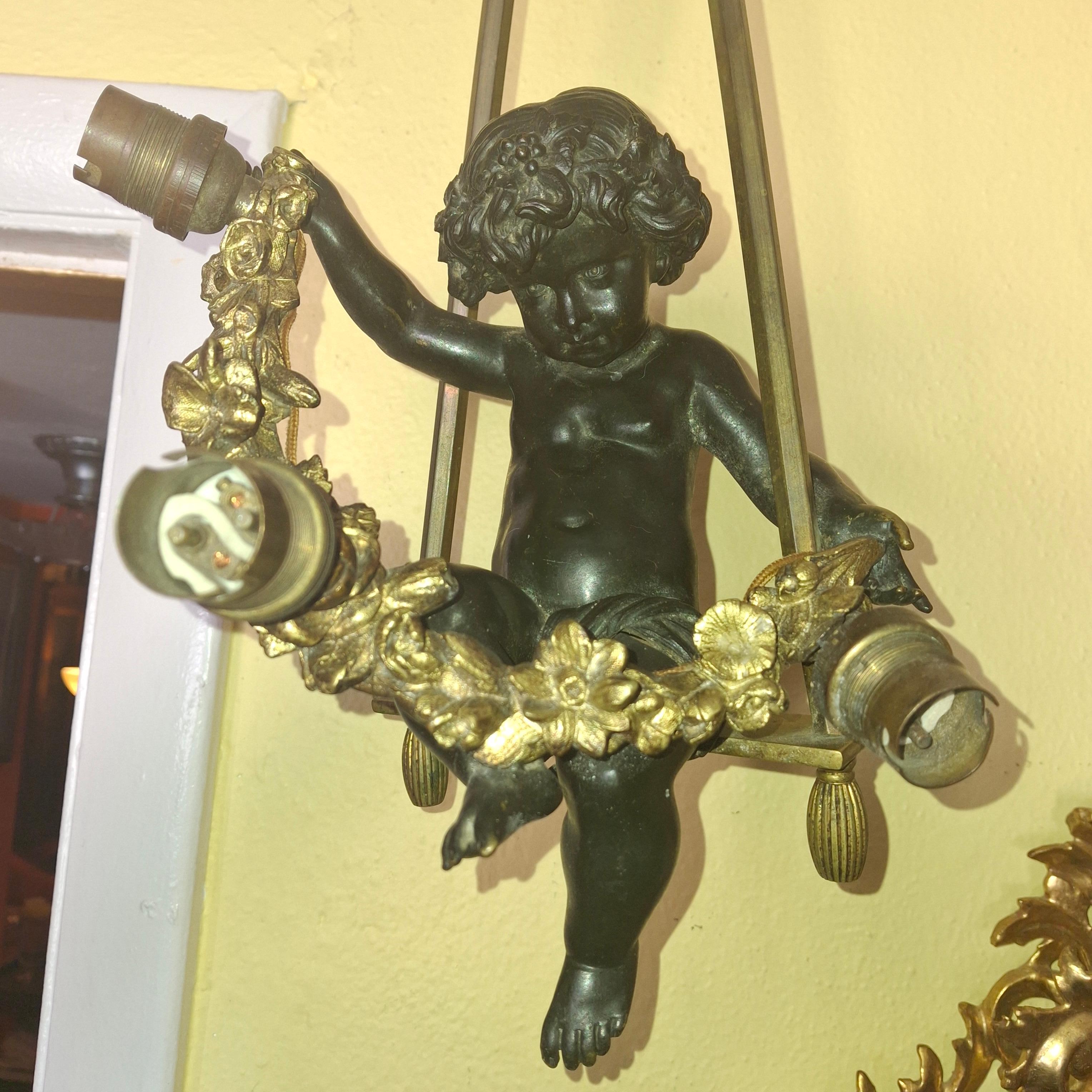 Lustre Louis XV en bronze patiné et doré avec un grand chérubin sur une balançoire, 19ème siècle Bon état - En vente à Opa Locka, FL