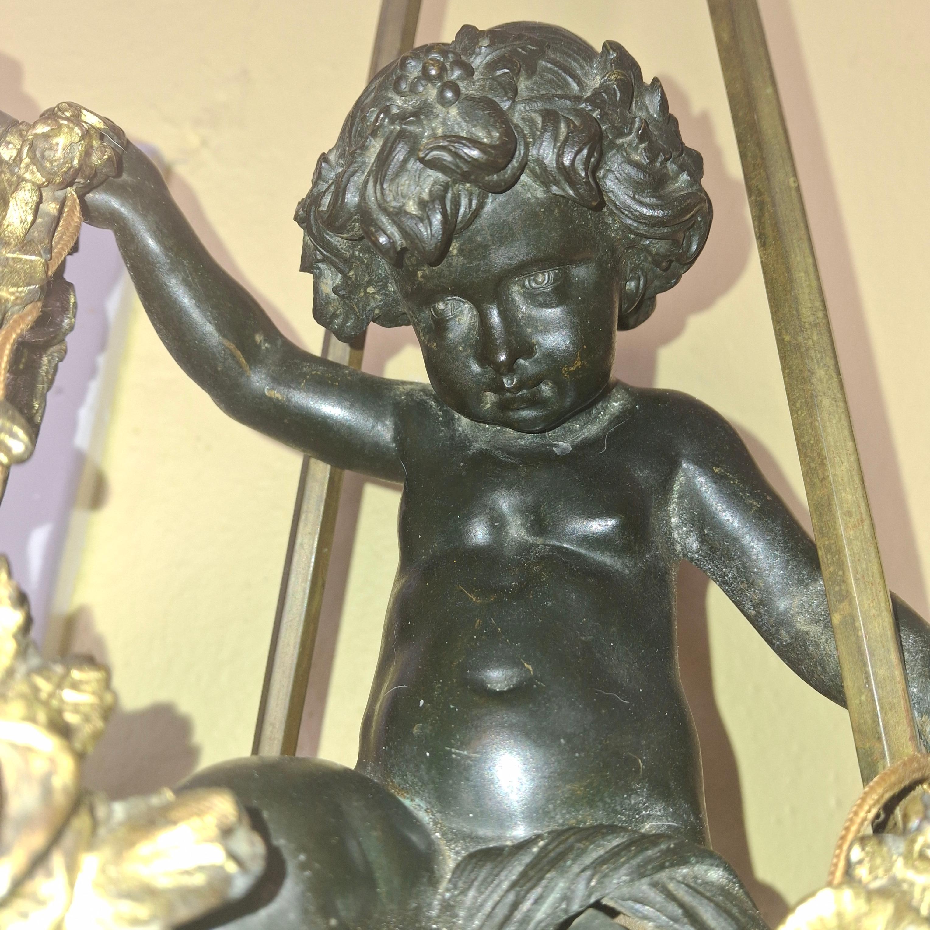 Fin du XIXe siècle Lustre Louis XV en bronze patiné et doré avec un grand chérubin sur une balançoire, 19ème siècle en vente