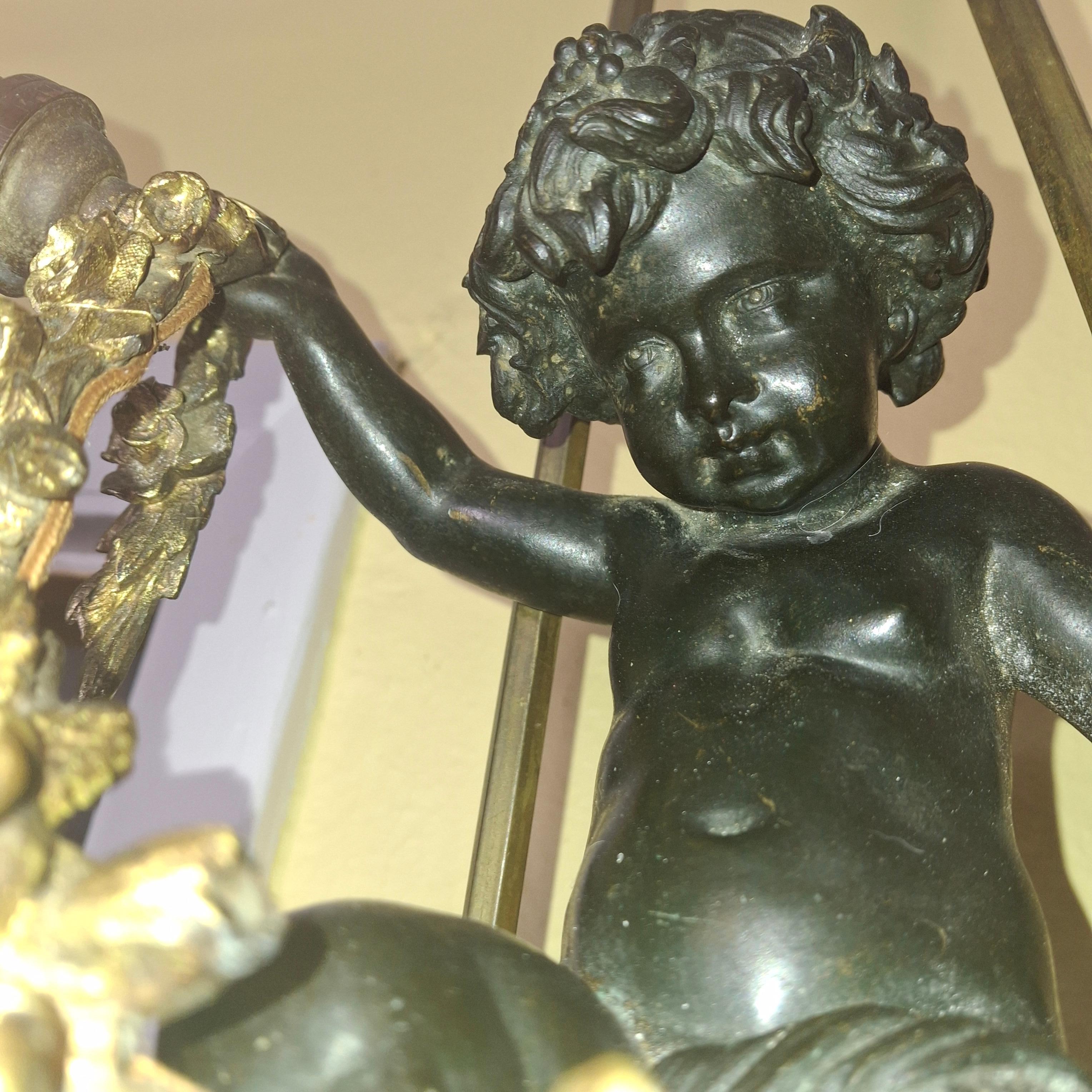 Bronze Lustre Louis XV en bronze patiné et doré avec un grand chérubin sur une balançoire, 19ème siècle en vente