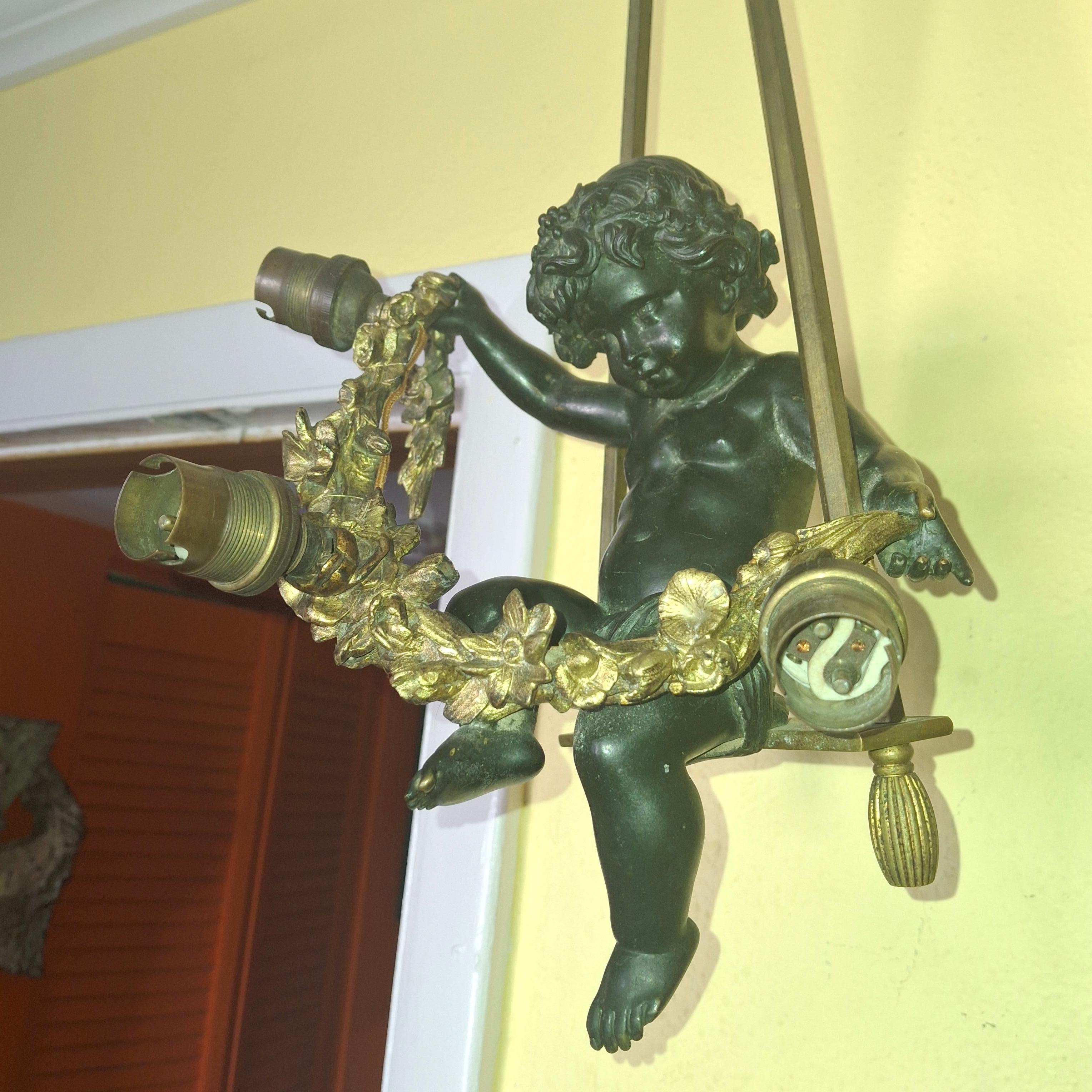 Lustre Louis XV en bronze patiné et doré avec un grand chérubin sur une balançoire, 19ème siècle en vente 2