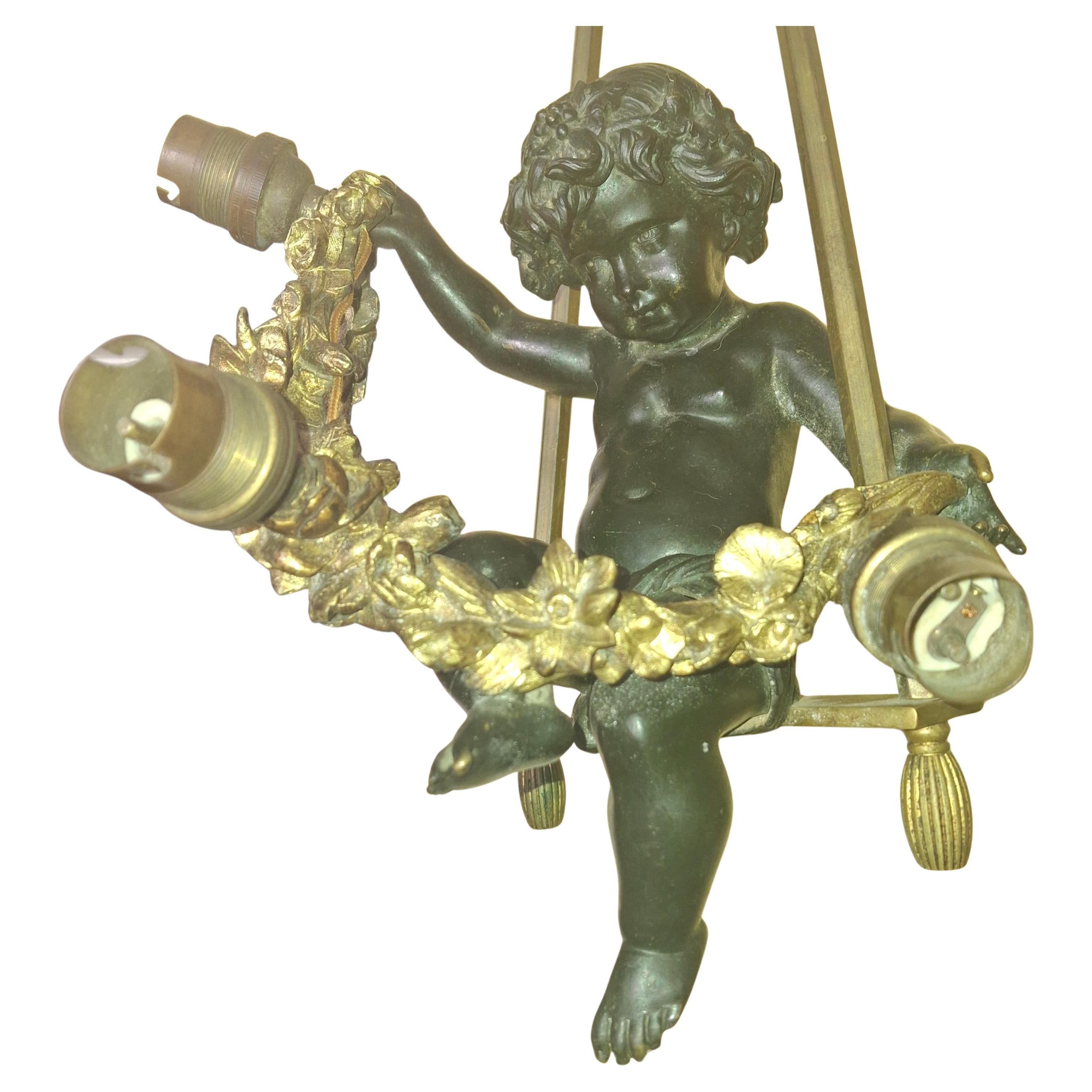 Français Lustre Louis XV en bronze patiné et doré avec un grand chérubin sur une balançoire, 19ème siècle en vente