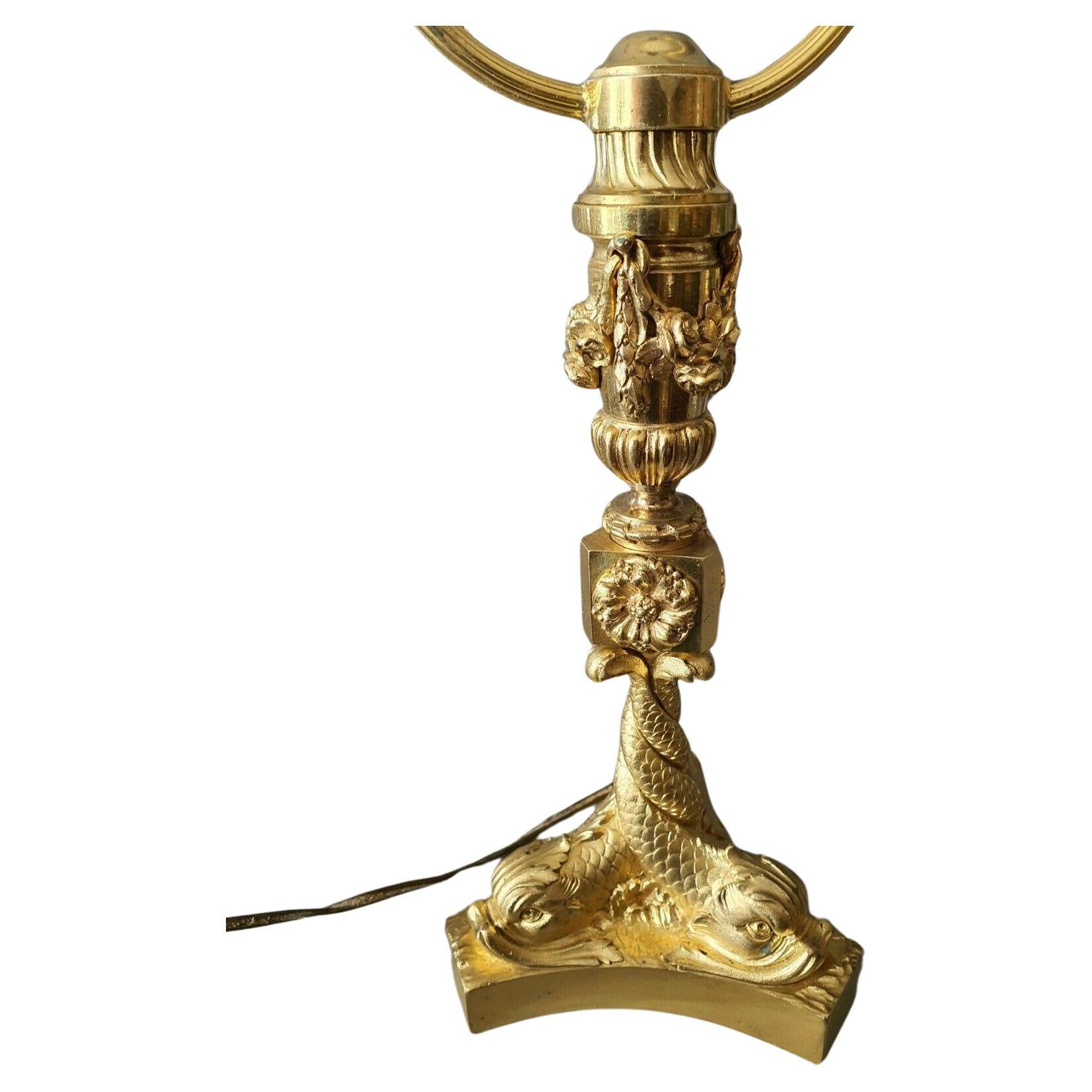 Lampe de table en bronze doré, style Louis XV, 19e siècle, avec dauphins/ créatures marines/ poissons entrelacés. Cette lampe présente de nombreux détails et est magnifiquement mise en valeur.