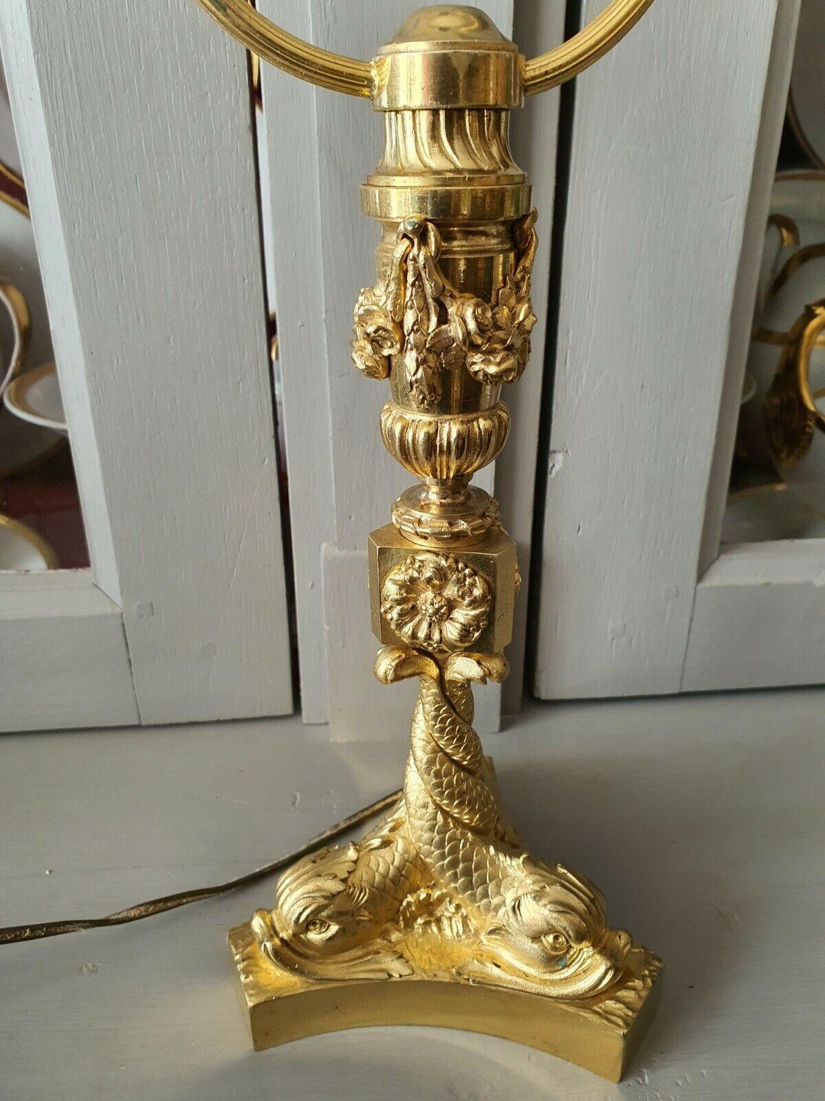 Fin du XIXe siècle Lampe de table de style Louis XV du 19e siècle en bronze doré avec dauphins et poissons entrelacés en vente