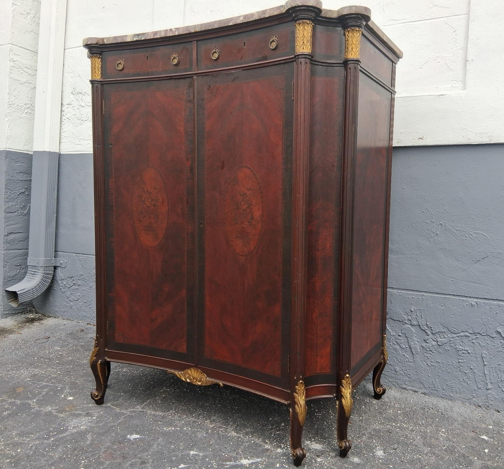 Cómoda Tallboy Estilo Transición Luis XV Francés S. XIX Madera Burl Exótica/Dorada Mediados del siglo XIX en venta
